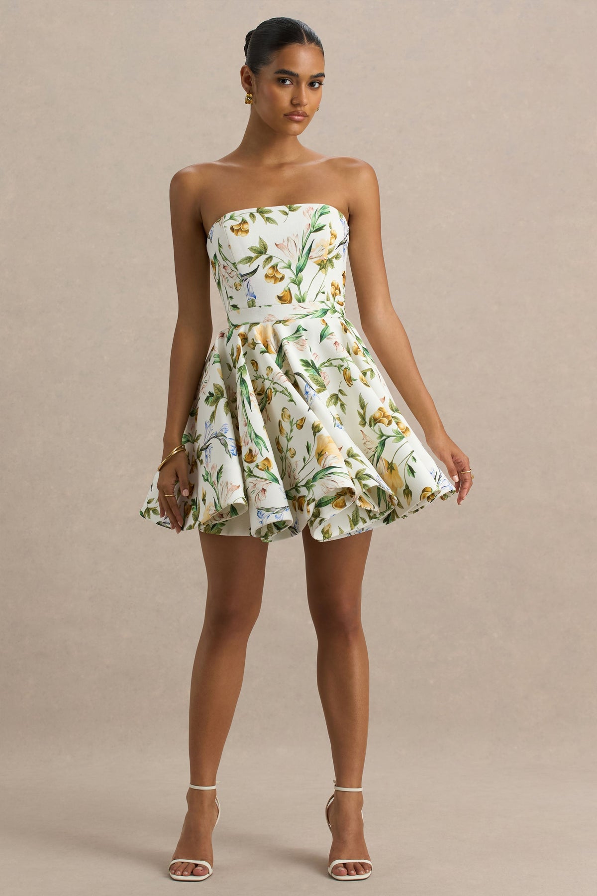 Valerian | Biała sukienka mini typu bandeau w botanicznym wzorze z falbanką