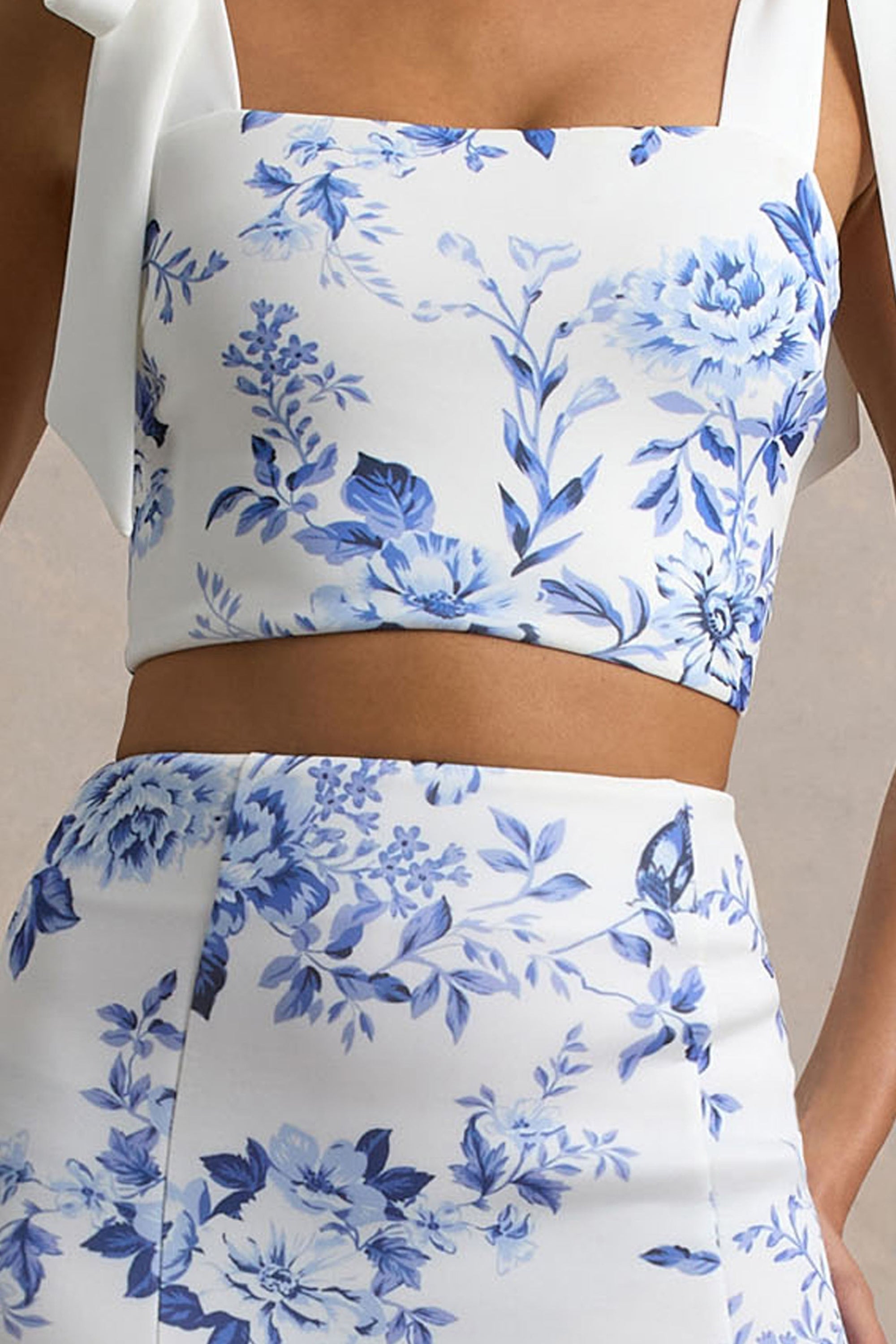 Phoebe | Crop Top w niebieski porcelanowy wzór z wiązanymi ramiączkami