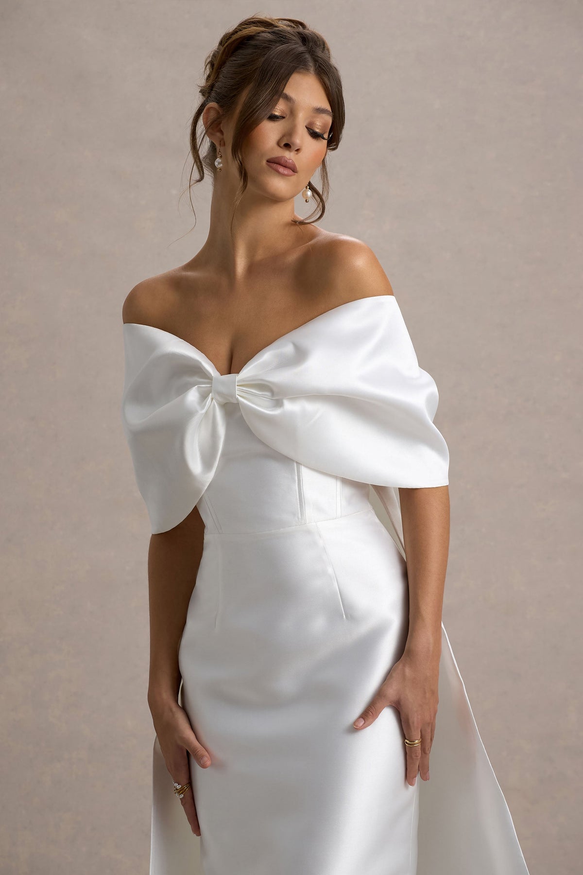 Wanting More | Off White Satynowa Sukienka Maxi z Dużą Kokardą i Pelerynką