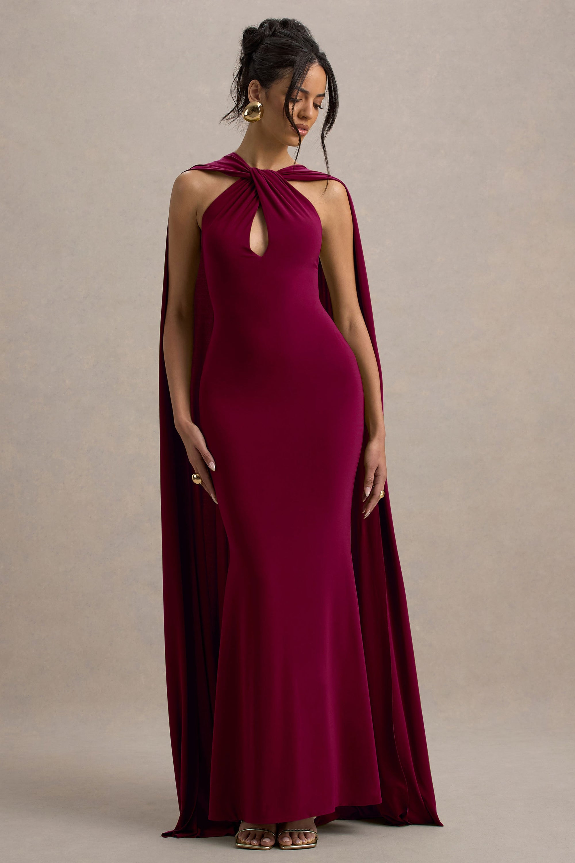 Rhoda | Burgundowa sukienka maxi ze skręconym dekoltem typu halter i pelerynką