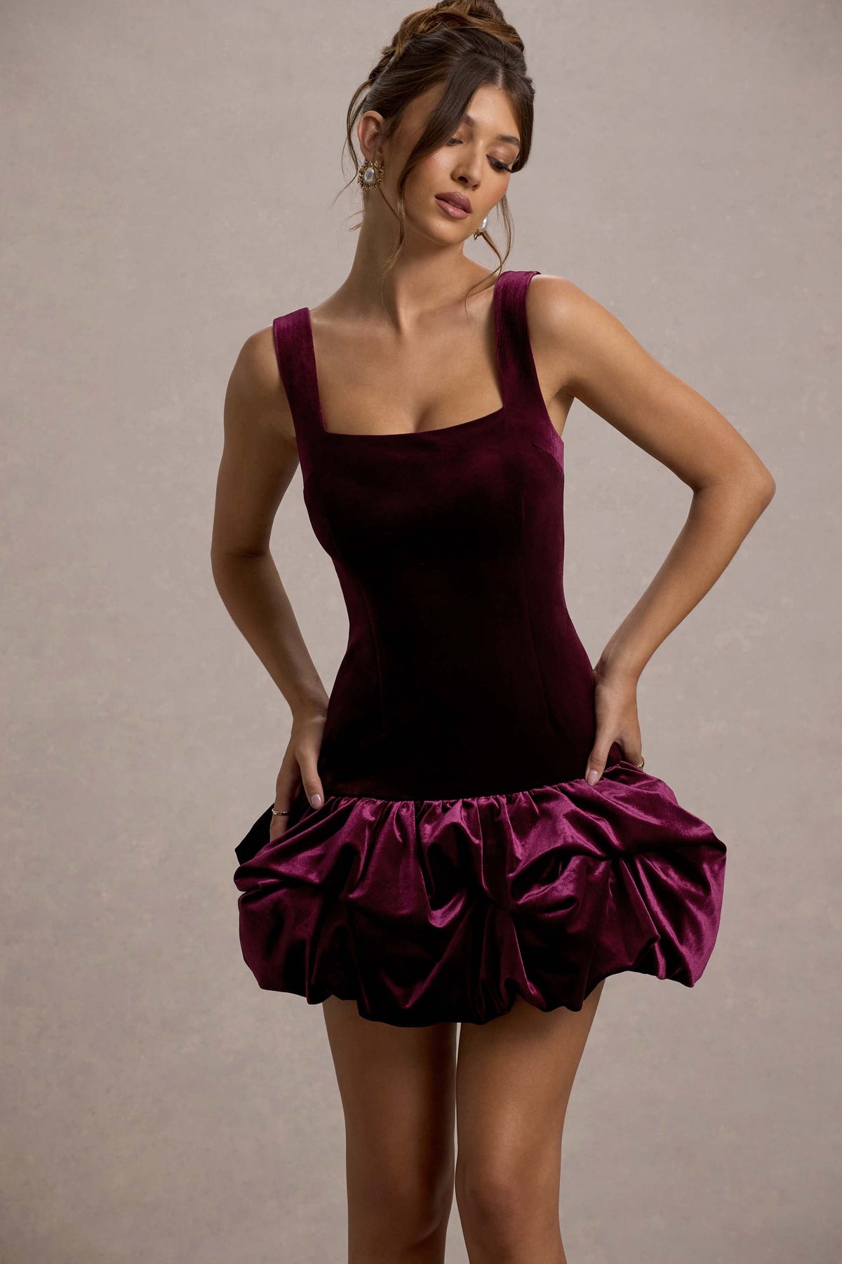 Sutton | Welurowa sukienka mini z kwadratowym dekoltem i falbanką w kolorze czerwonego wina