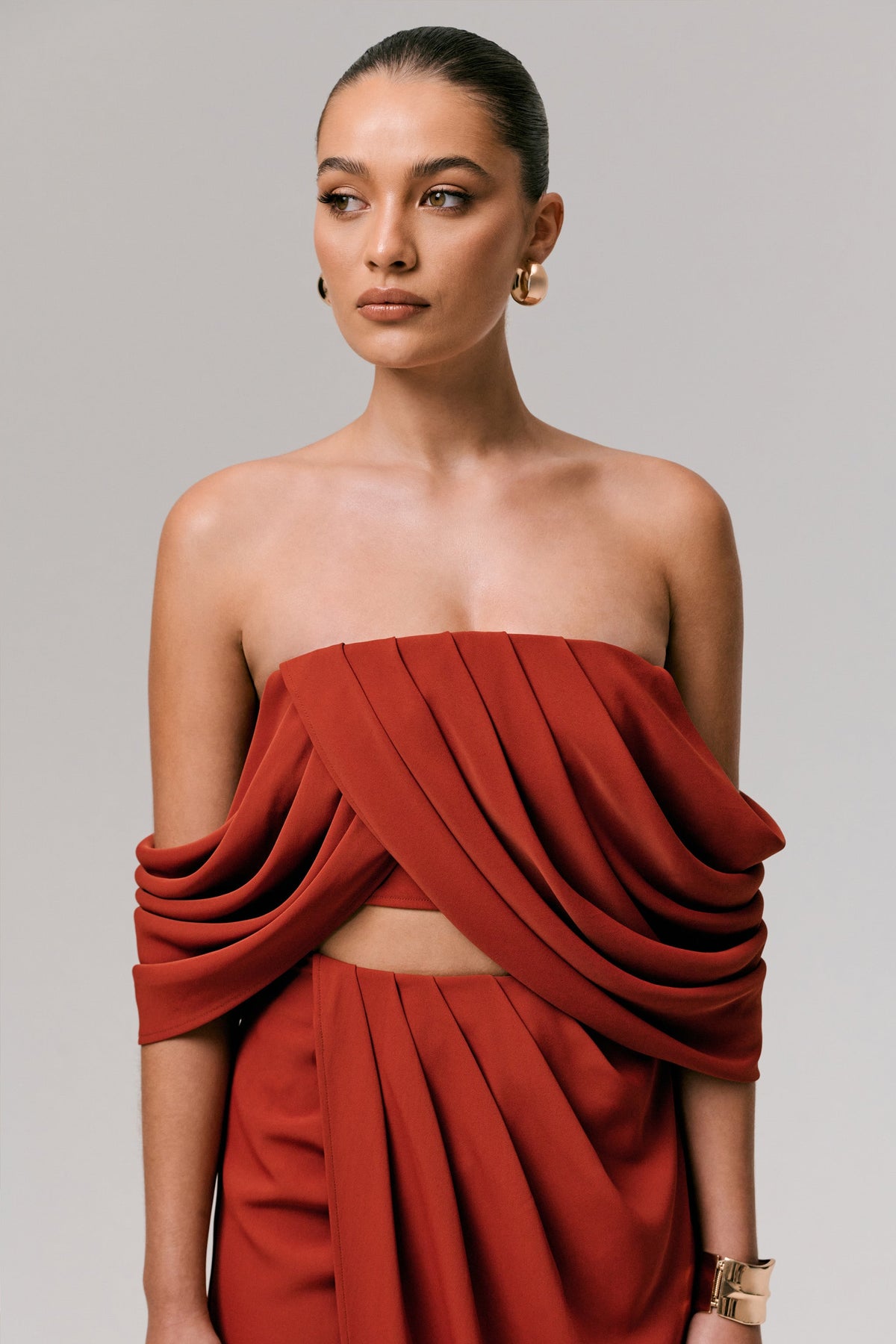 Talika | Crop top z dekoltem typu bardot w kolorze terakoty z drapowaymi rękawami