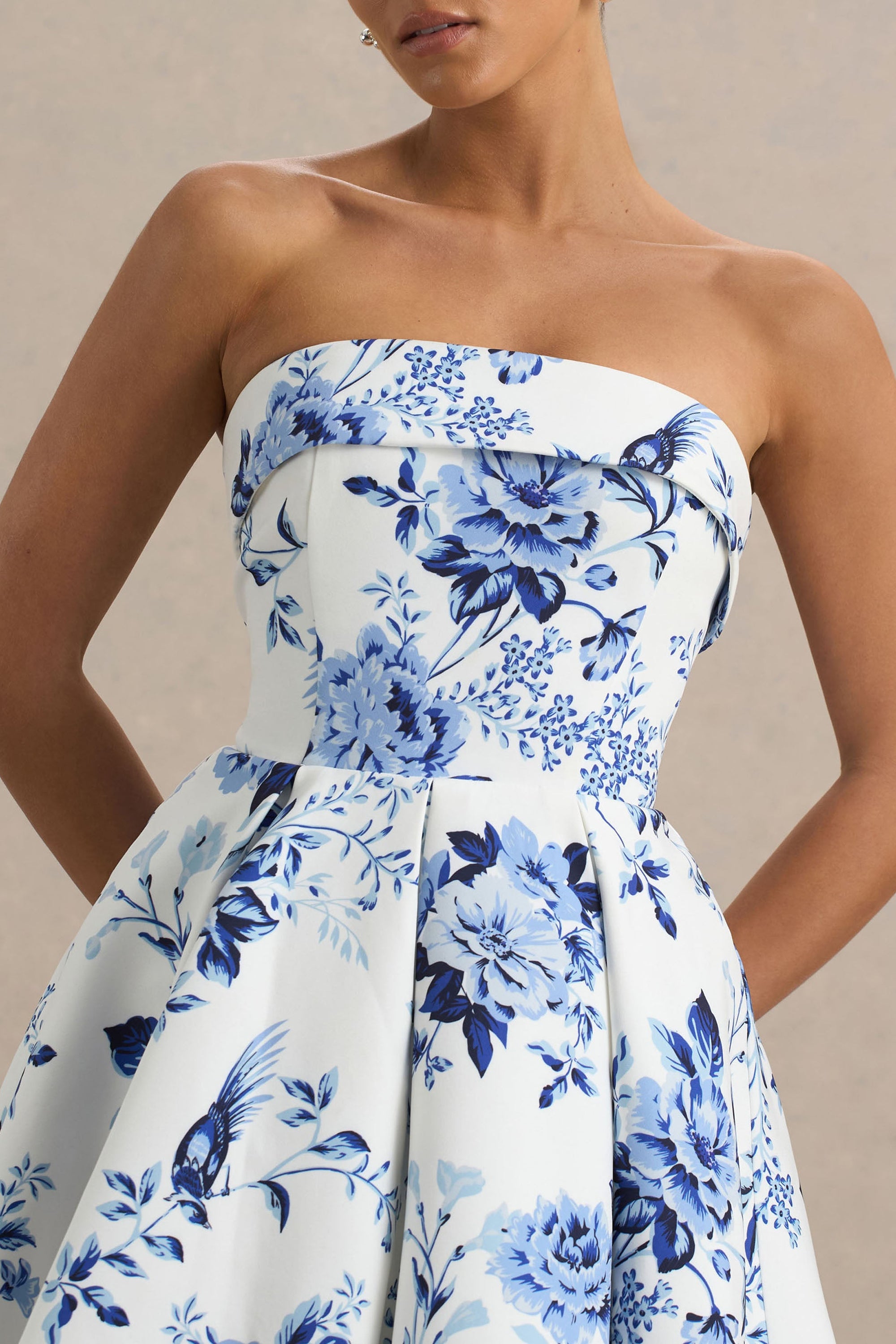 Fiorenza | Niebieska Porcelanowa Sukienka Mini z Dekoltem Typu Bandeau i Obszerną Spódnicą