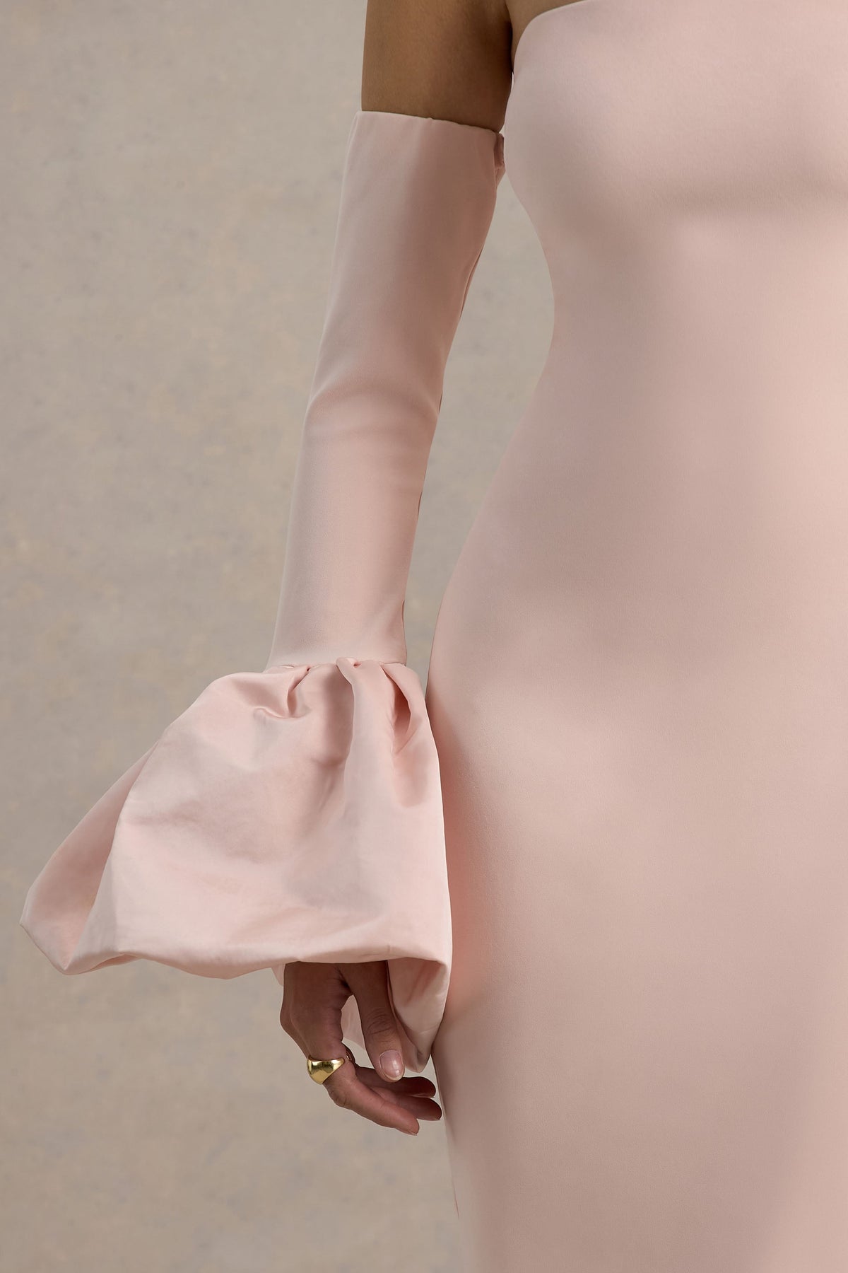 Myah | Różowa sukienka maxi z dekoltem typu bandeau i długimi bufiastymi rękawami