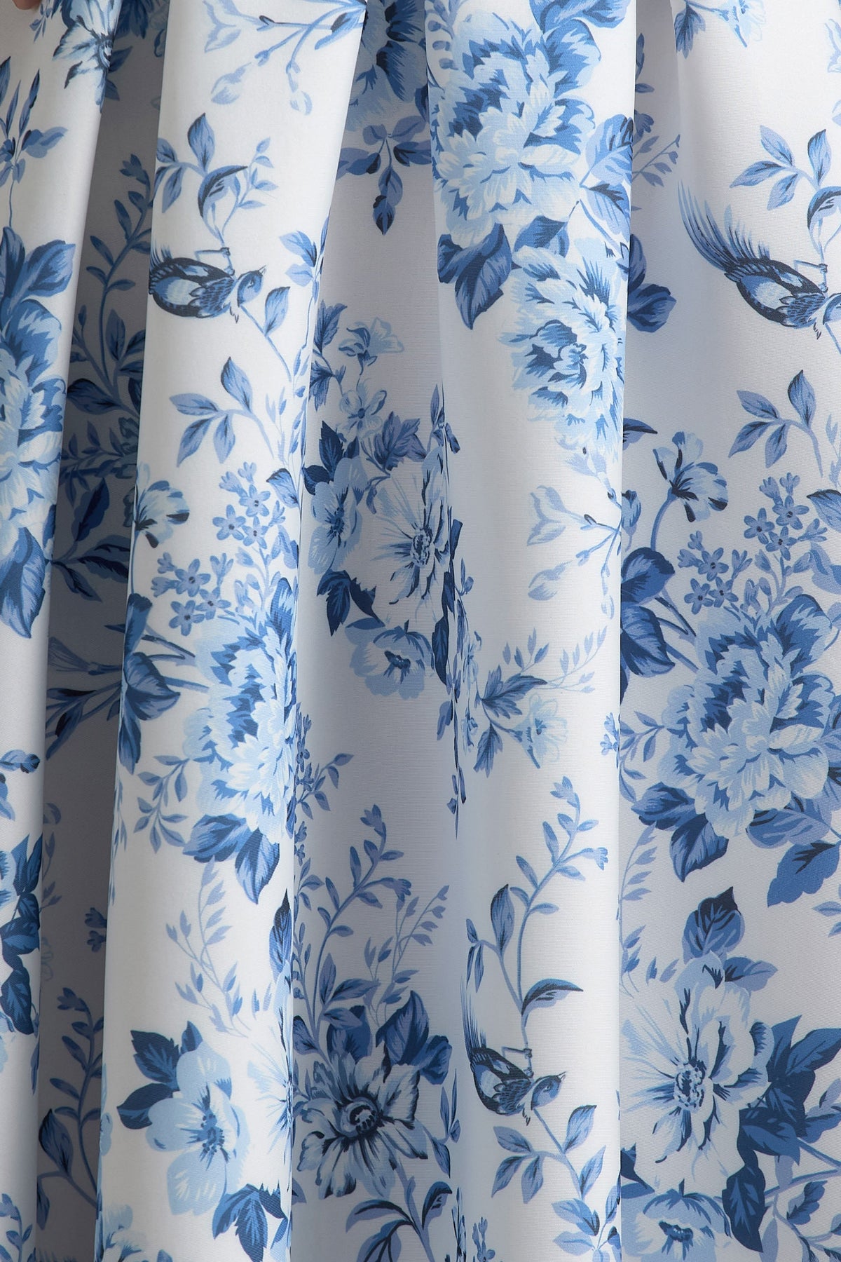 Alaina | Niebieska Porcelanowa Sukienka Midi z Dekoltem Typu Bandeau i Obszerną Spódnicą