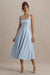 Auburn | Pudrowo niebieska sukienka midi z dekoltem typu halter