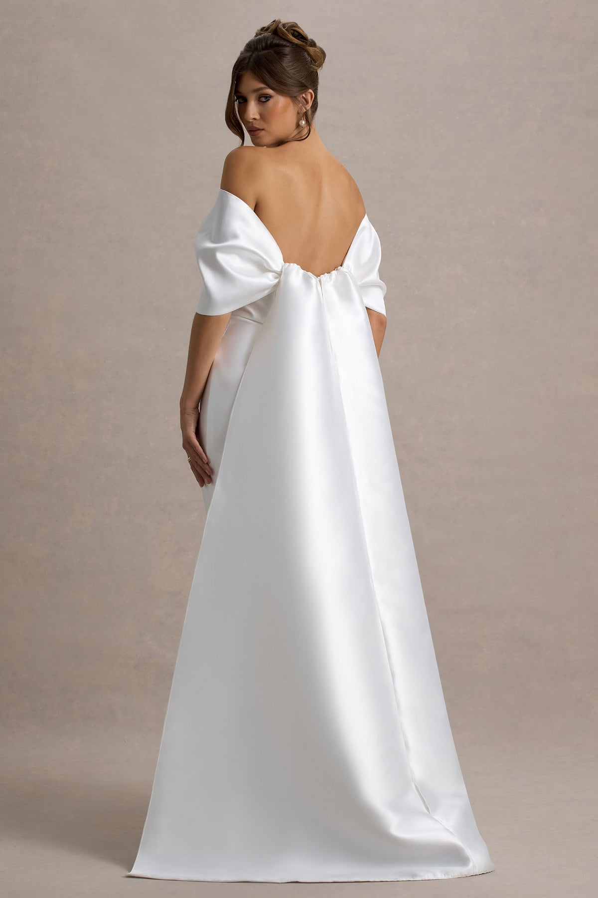 Wanting More | Off White Satynowa Sukienka Maxi z Dużą Kokardą i Pelerynką