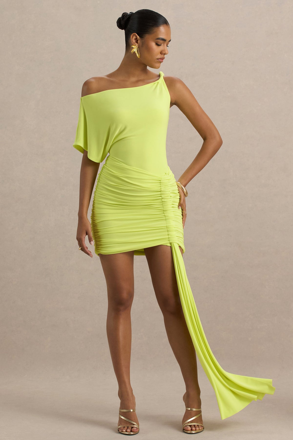 Marci | Limonkowa Asymetryczna sukienka Mini z marszczeniami i ozdobnym pasem