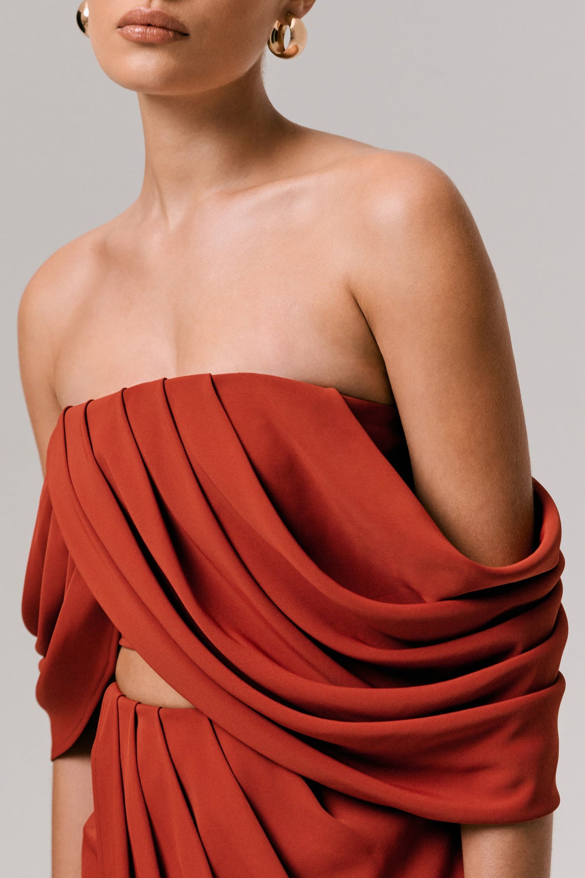 Talika | Crop top z dekoltem typu bardot w kolorze terakoty z drapowaymi rękawami