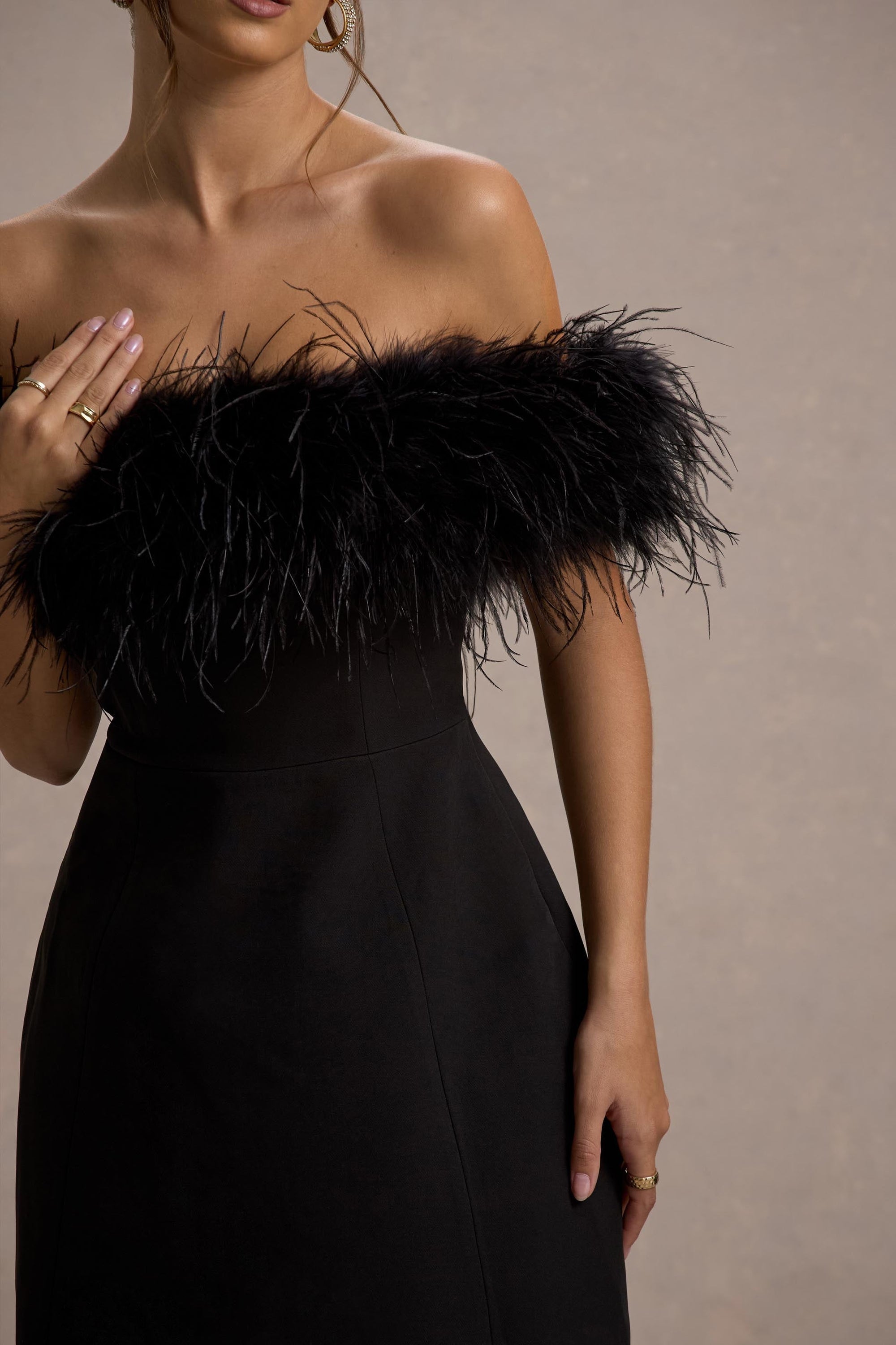 Palace | Czarna sukienka mini wykończona piórami z dekoltem typu bardot