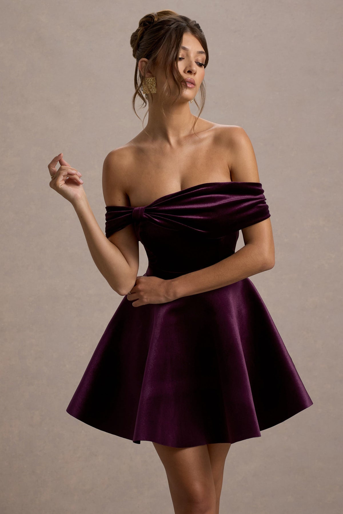 Dede | Fioletowa Welurowa Sukienka Mini z Dekoltem Typu Bardot i Detalem Kokardy