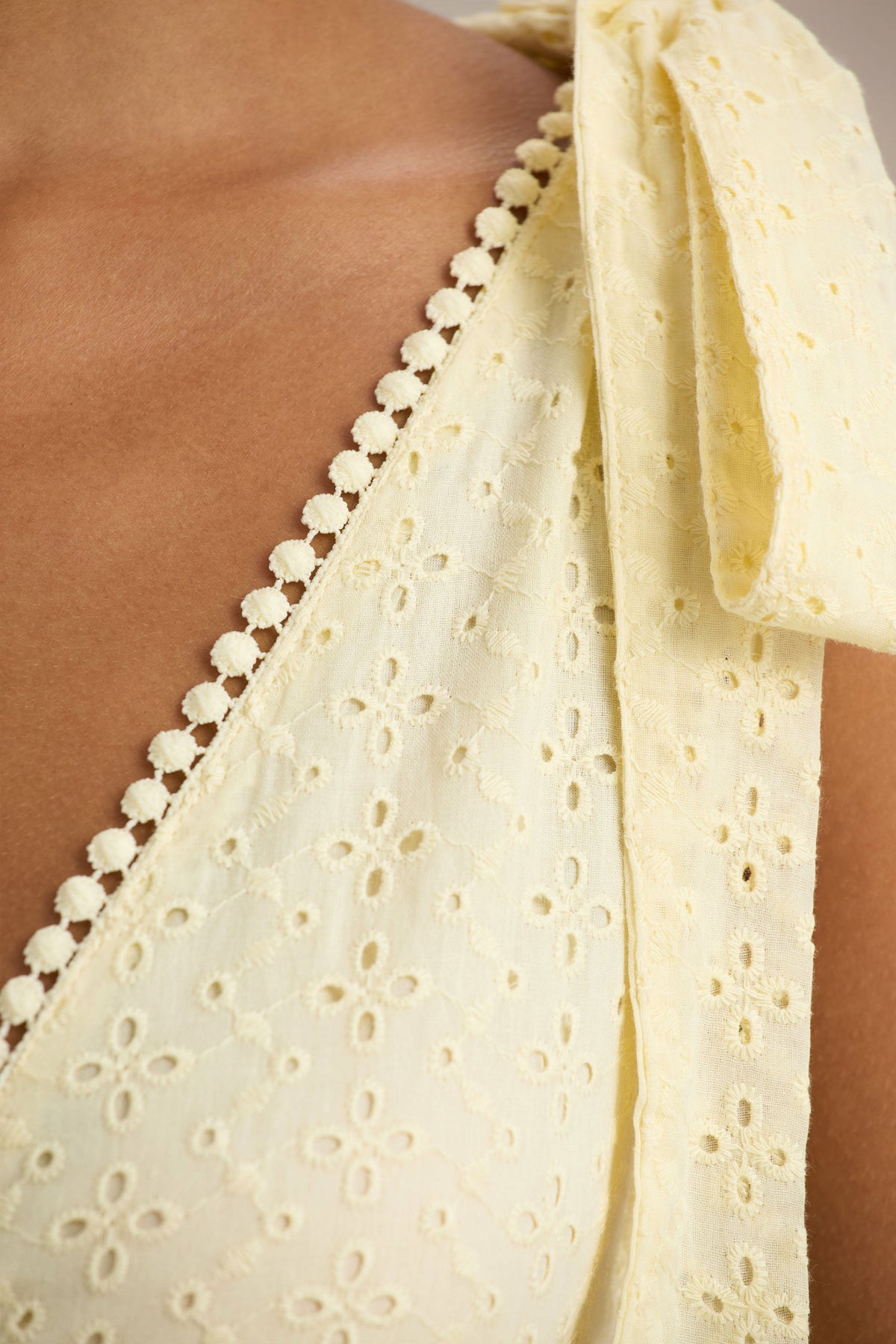 Corrina | Cytrynowa Sukienka Mini w Haft Angielski z Głębokim Dekoltem