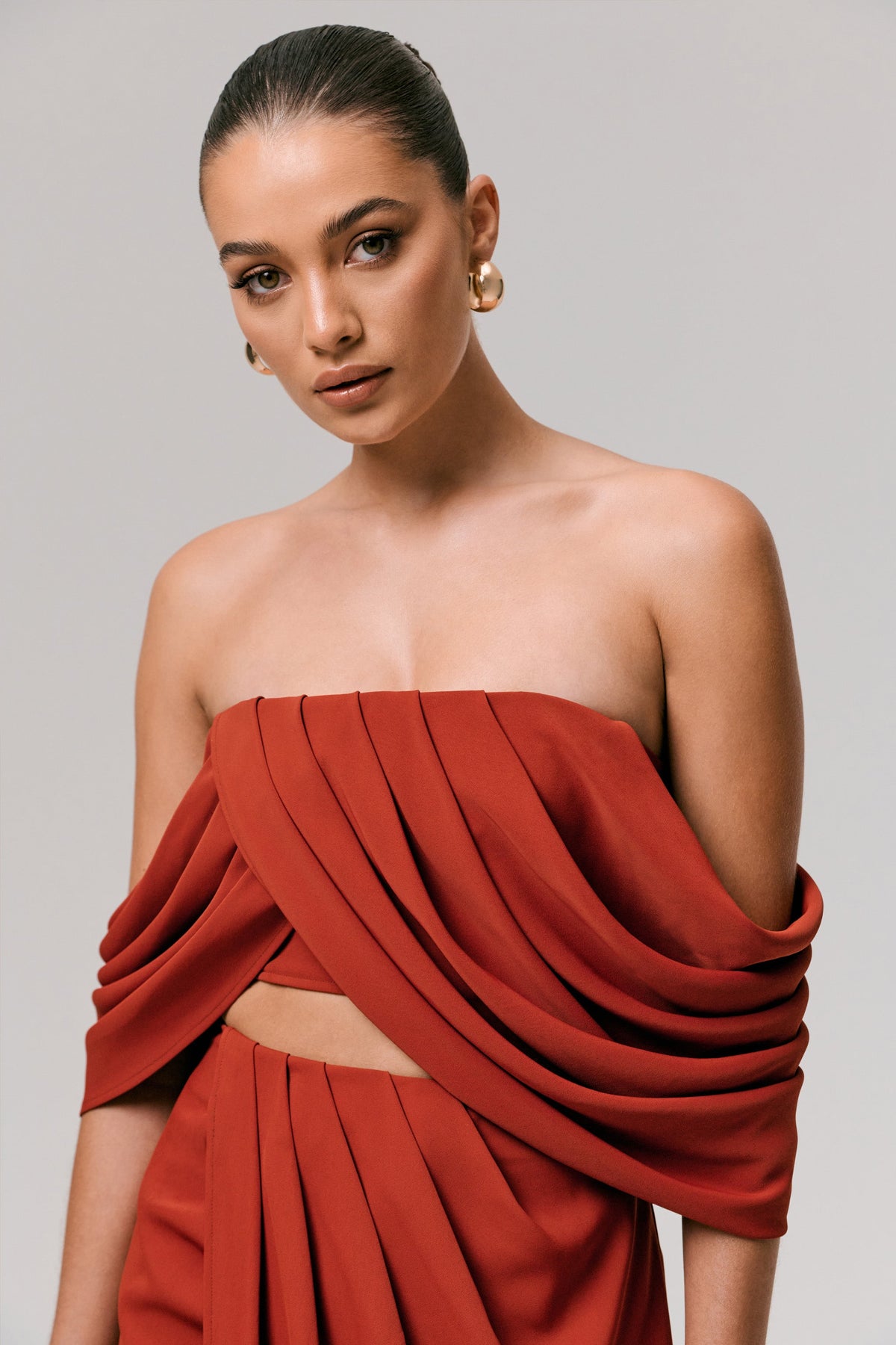 Talika | Crop top z dekoltem typu bardot w kolorze terakoty z drapowaymi rękawami