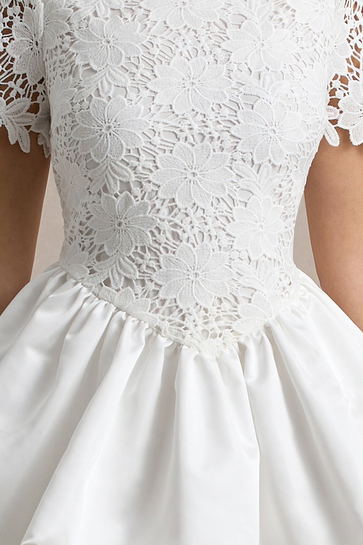 Taffy | Biała koronkowa sukienka mini z satynową bufiastą spódnicą