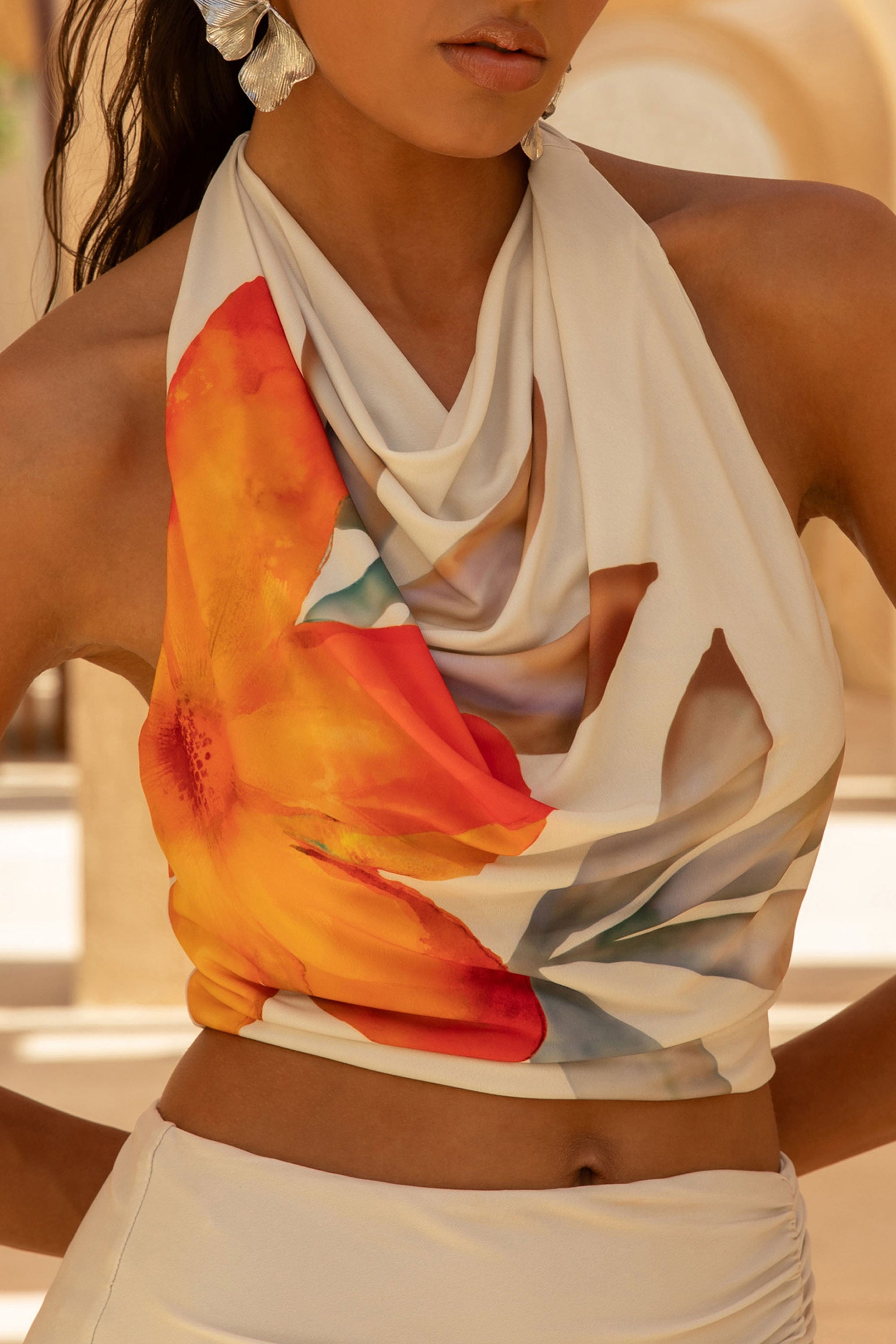Calla | Pomarańczowy Crop Top w Kwiaty z Dekoltem Pod Szyję