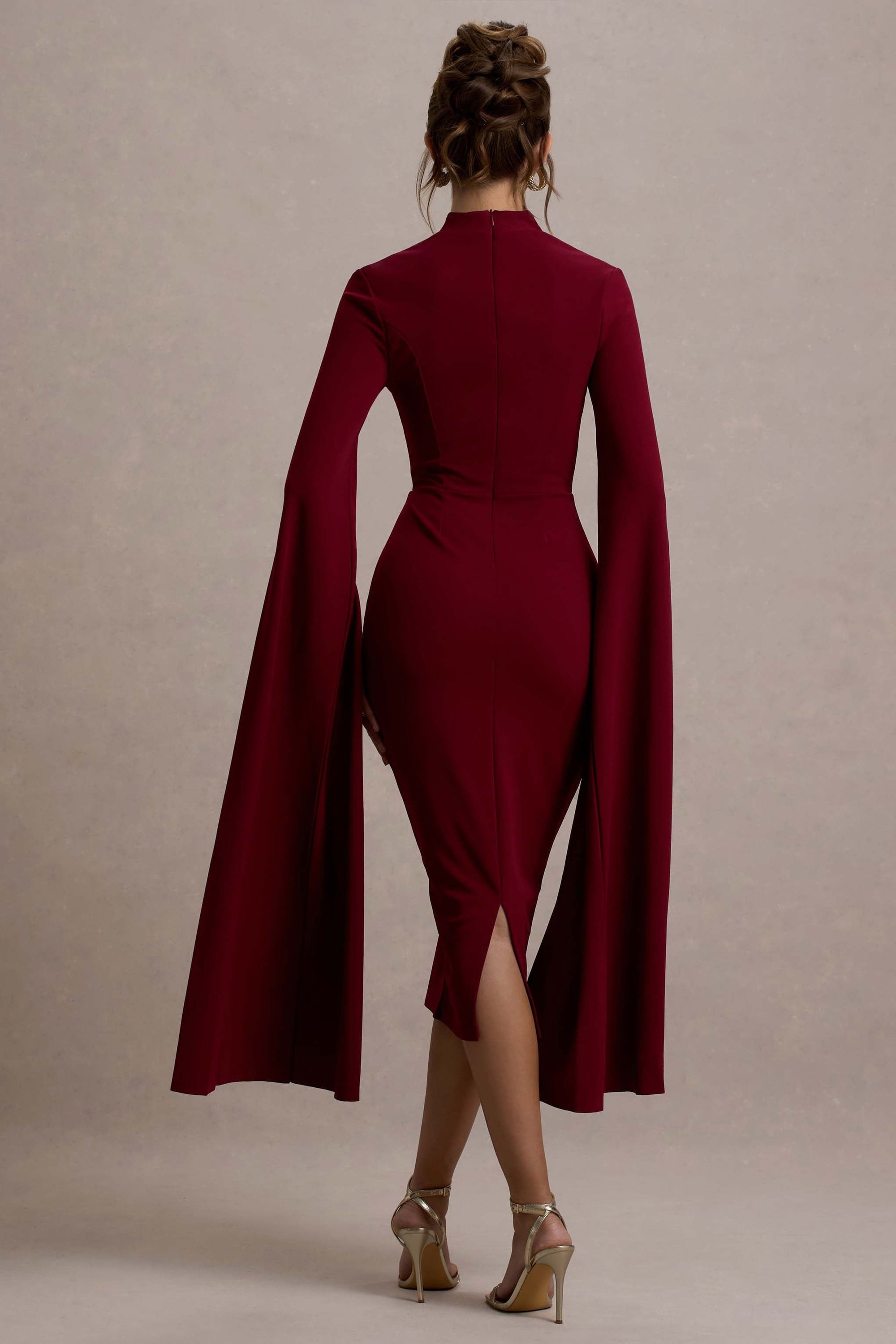 Linden | Bordowa sukienka midi typu bodycon z rękawami typu pelerynka