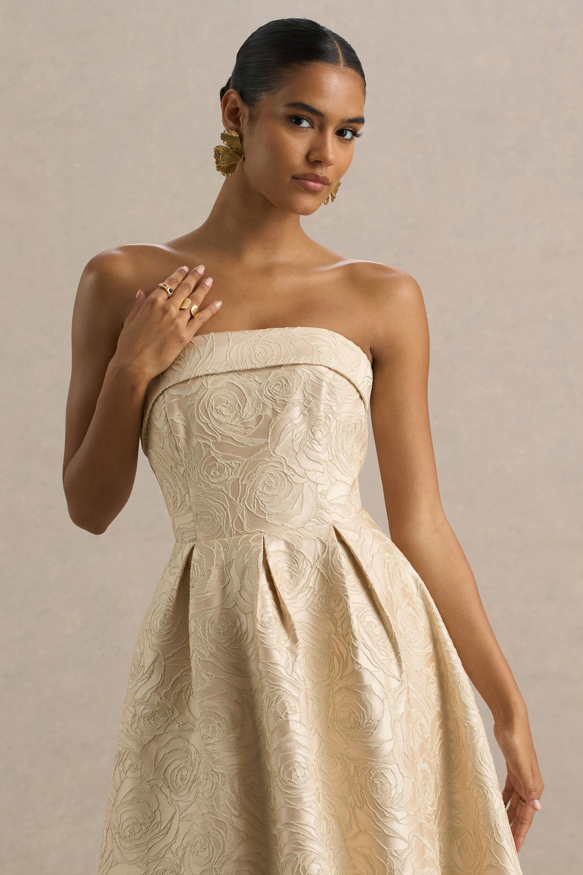 Hypnotic | Złota Żakardowa Sukienka Midi z Dekoltem Typu Bandeau