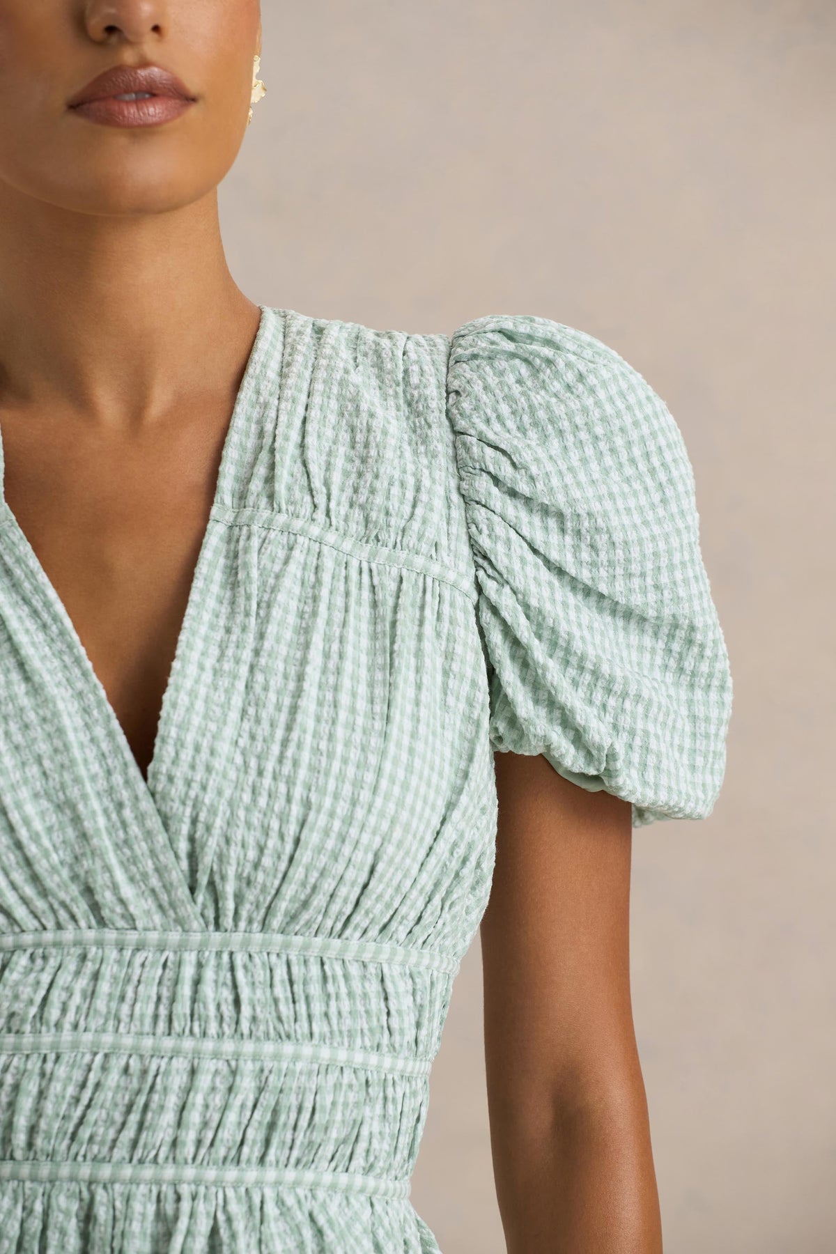 Laurelle | Zielona Sukienka Mini Z Głębokim Dekoltem I Falbankami