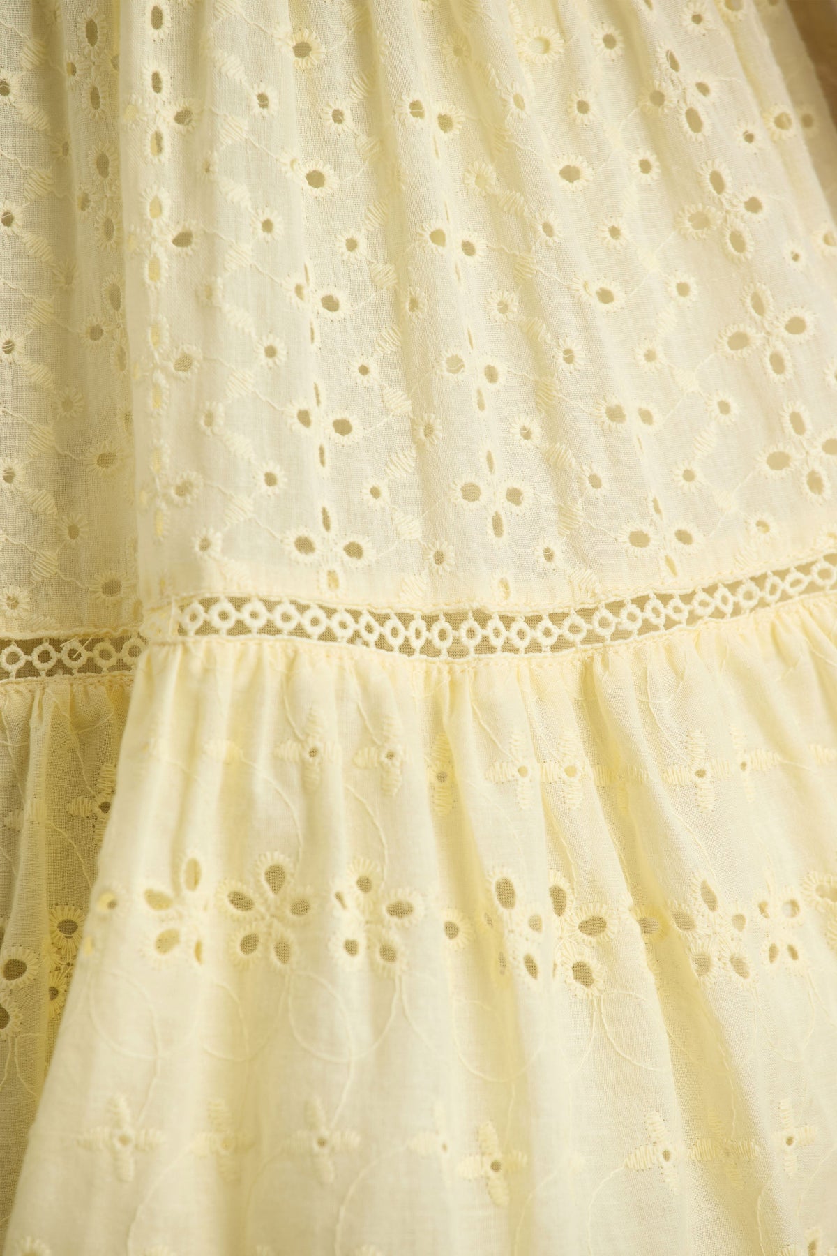 Corrina | Cytrynowa Sukienka Mini w Haft Angielski z Głębokim Dekoltem