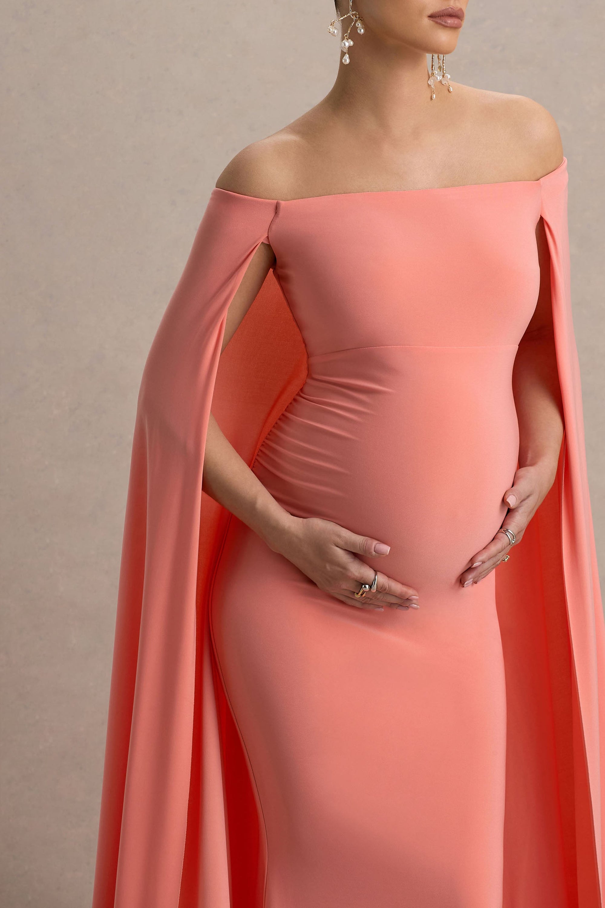 Radiance | Koralowa ciążowa sukienka maxi z dekoltem typu bardot i pelerynką