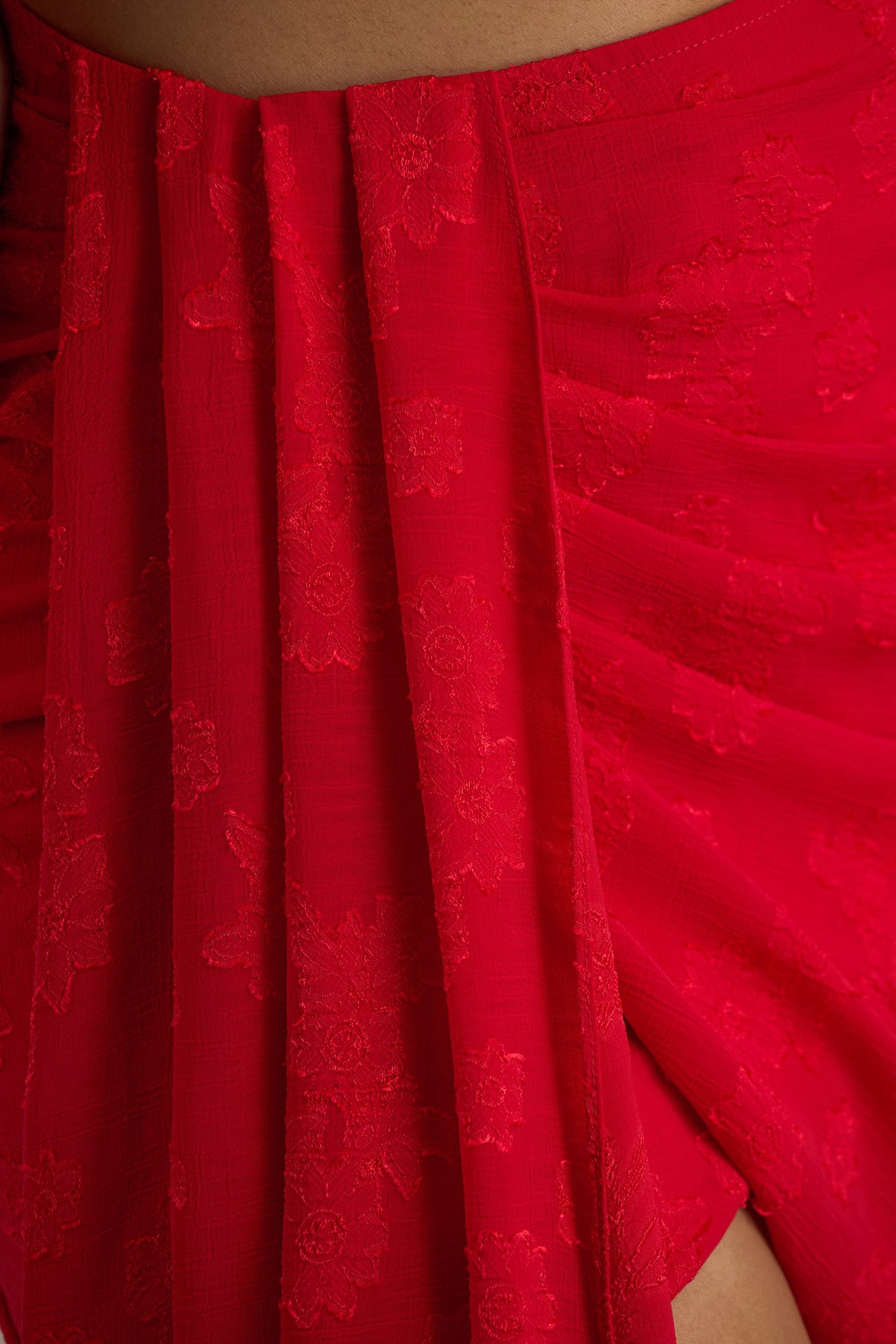 Melania | Czerwona Satynowa Spódnica mini z Falbaną i Detalem Pasa