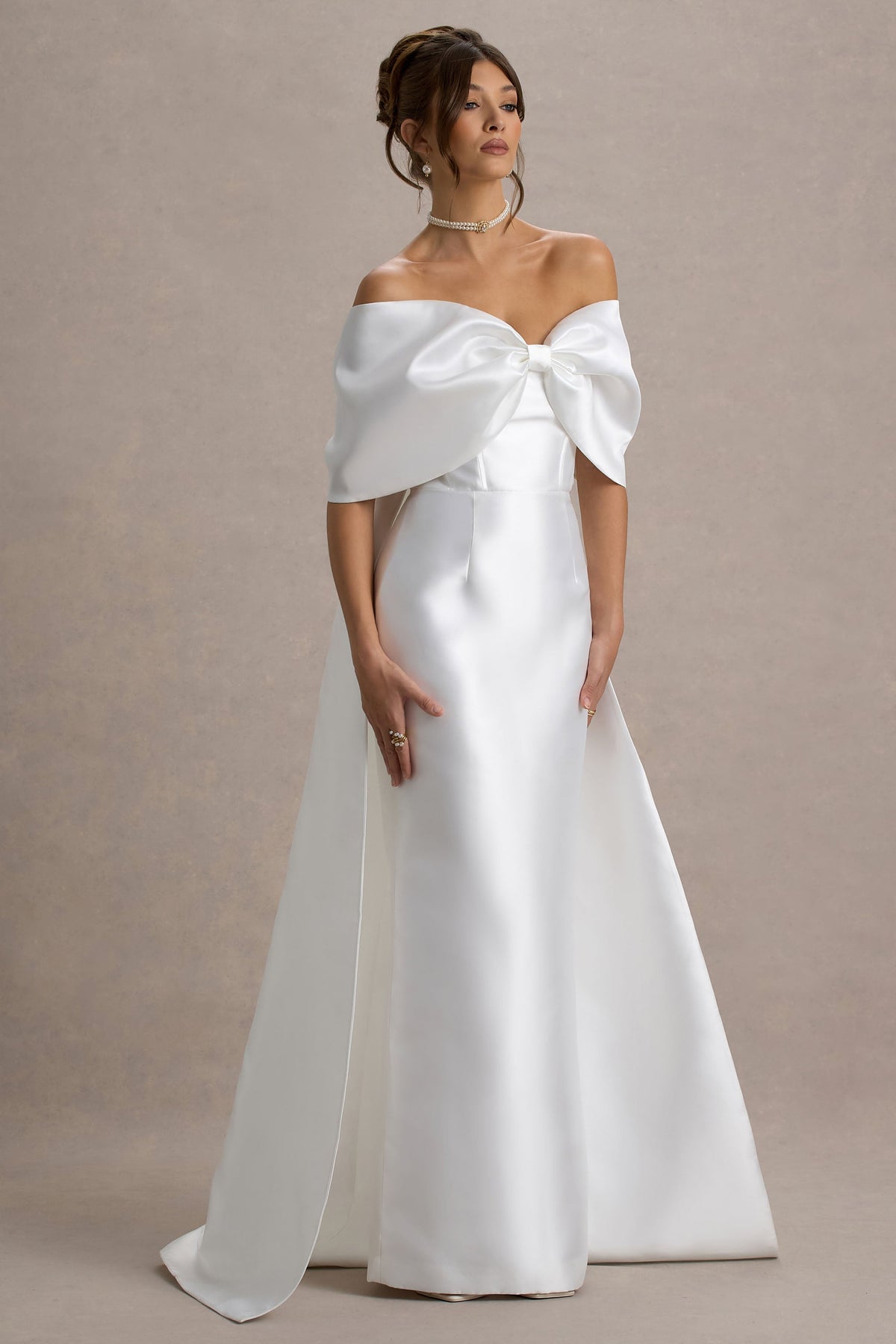 Wanting More | Off White Satynowa Sukienka Maxi z Dużą Kokardą i Pelerynką