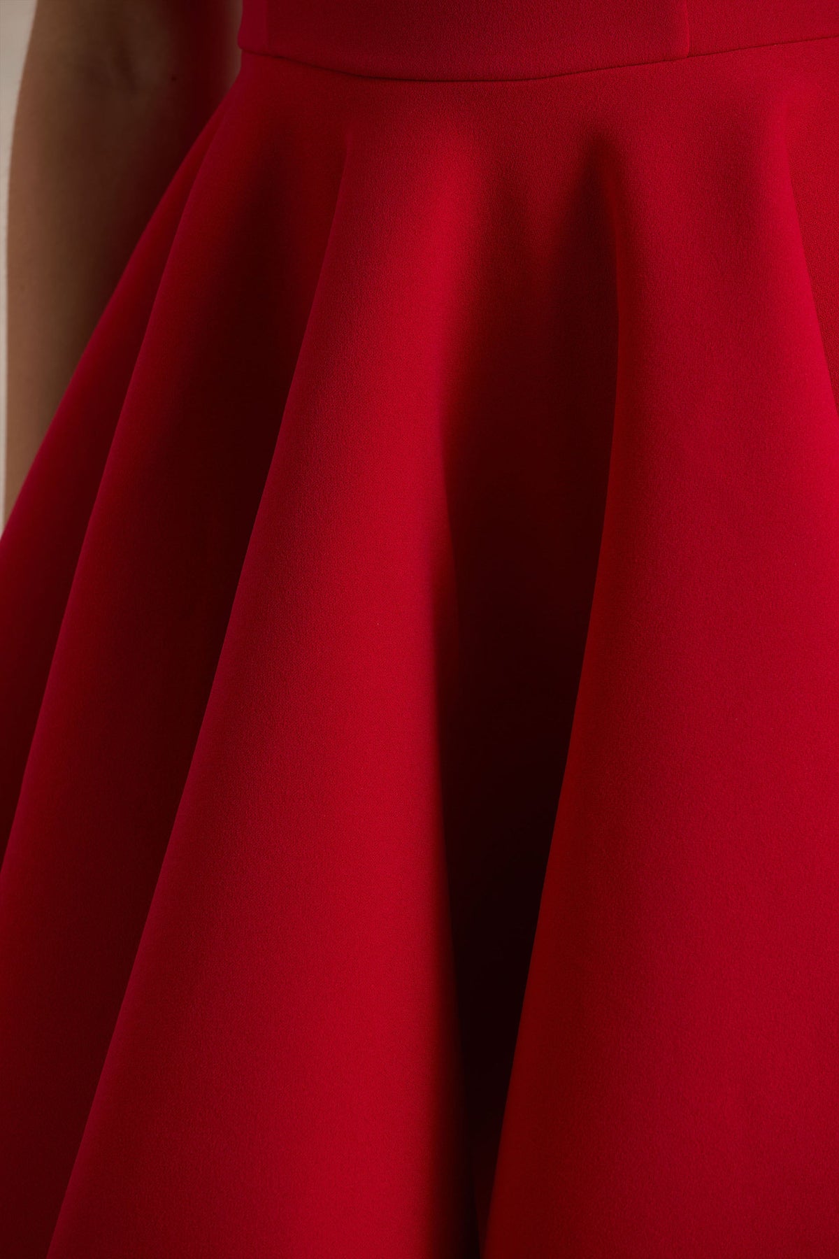 Prosperity | Czerwona sukienka mini z asymetrycznym dekoltem i kokardą