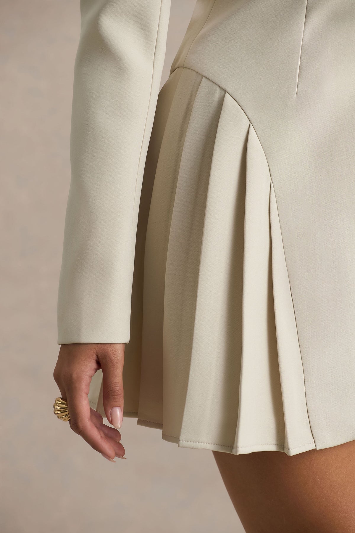 Blossoming | Beżowa Sukienka Mini z Dekoltem w Szpic i Plisowaniem