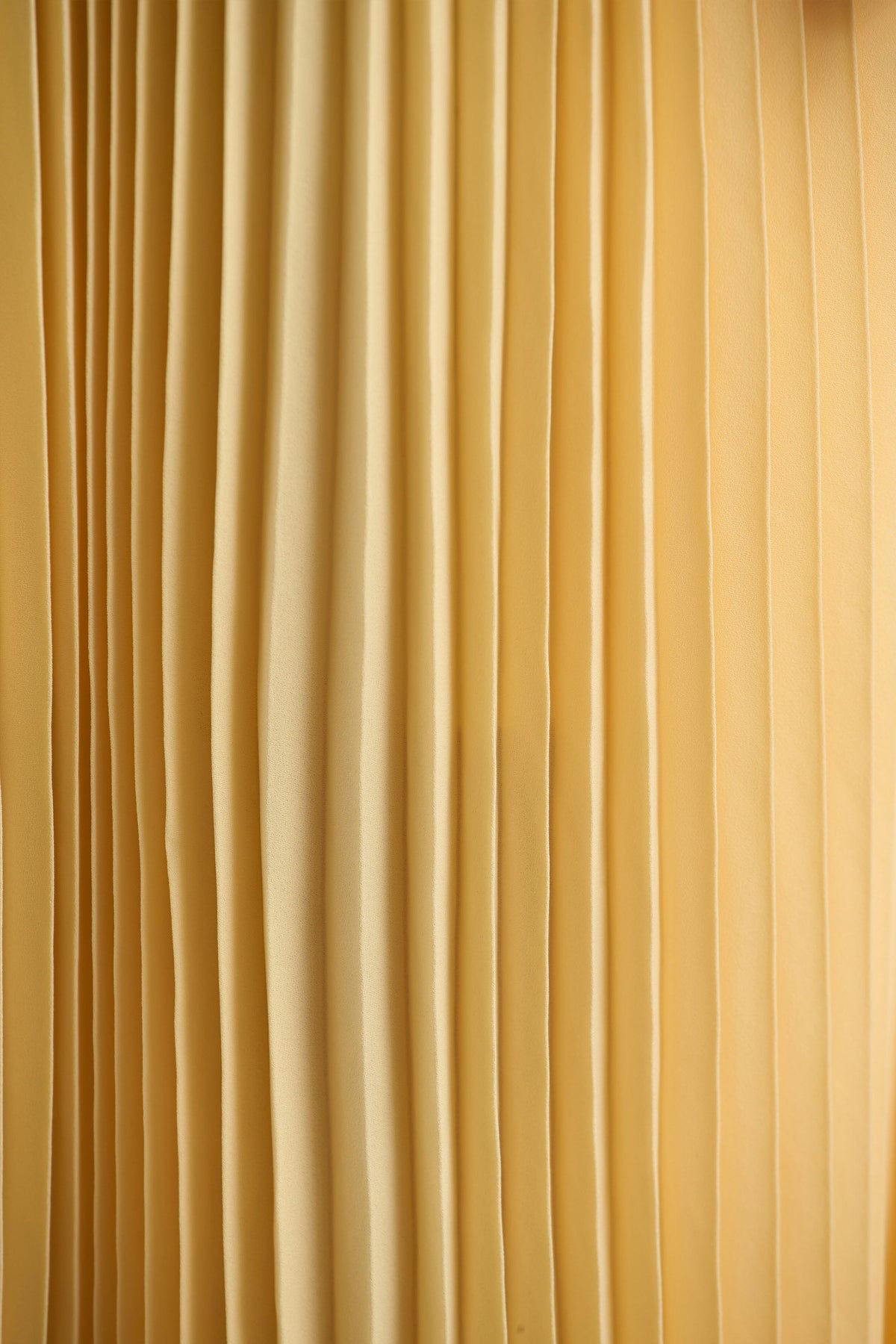 Tulip | Cytrynowa  plisowana sukienka midi z wysokim dekoltem