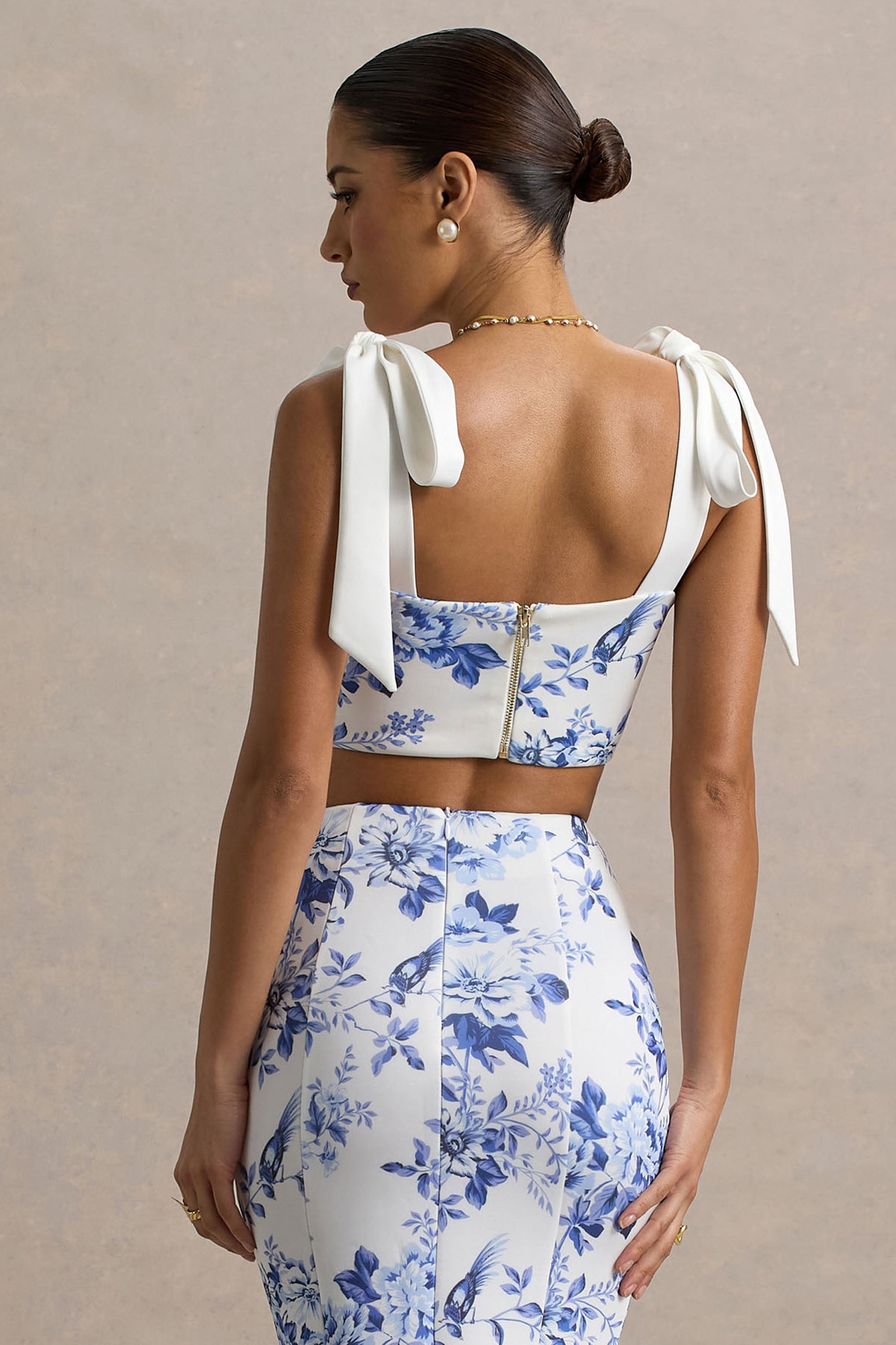 Phoebe | Crop Top w niebieski porcelanowy wzór z wiązanymi ramiączkami