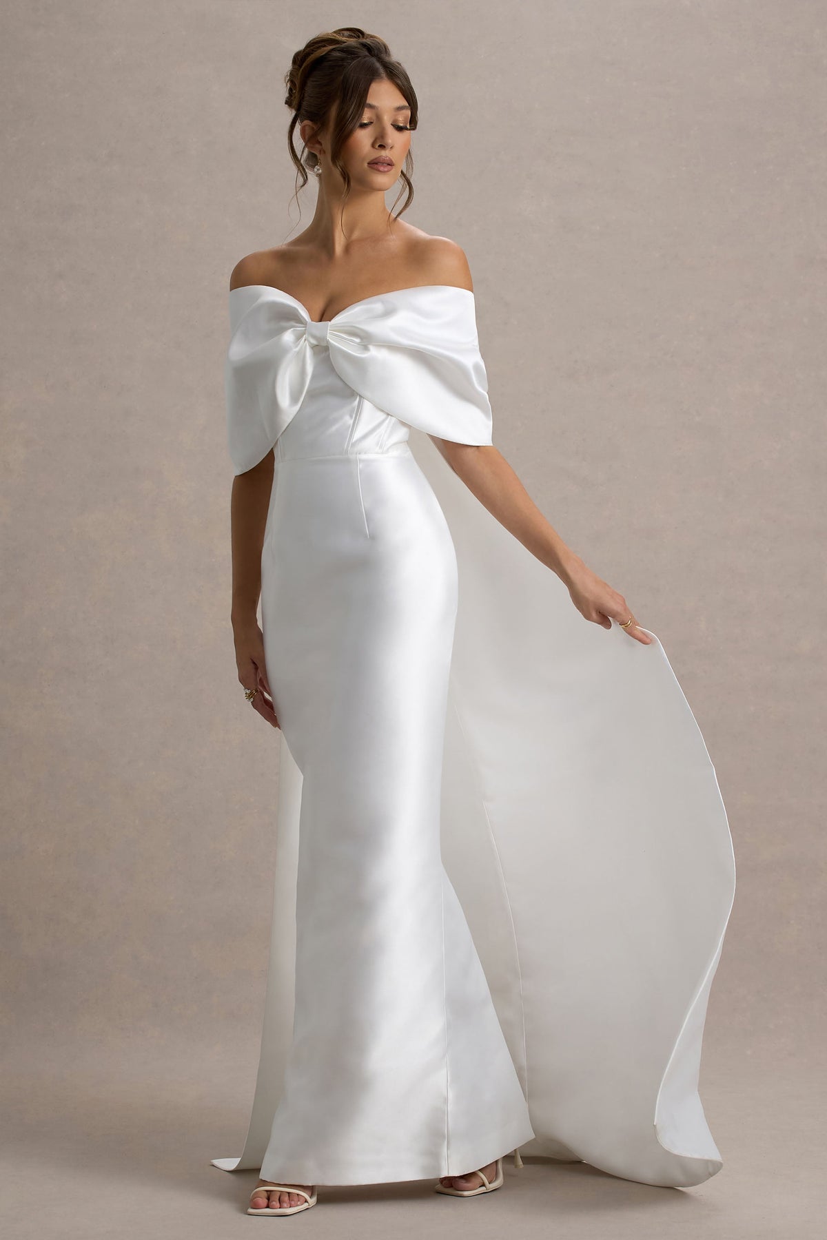 Wanting More | Off White Satynowa Sukienka Maxi z Dużą Kokardą i Pelerynką