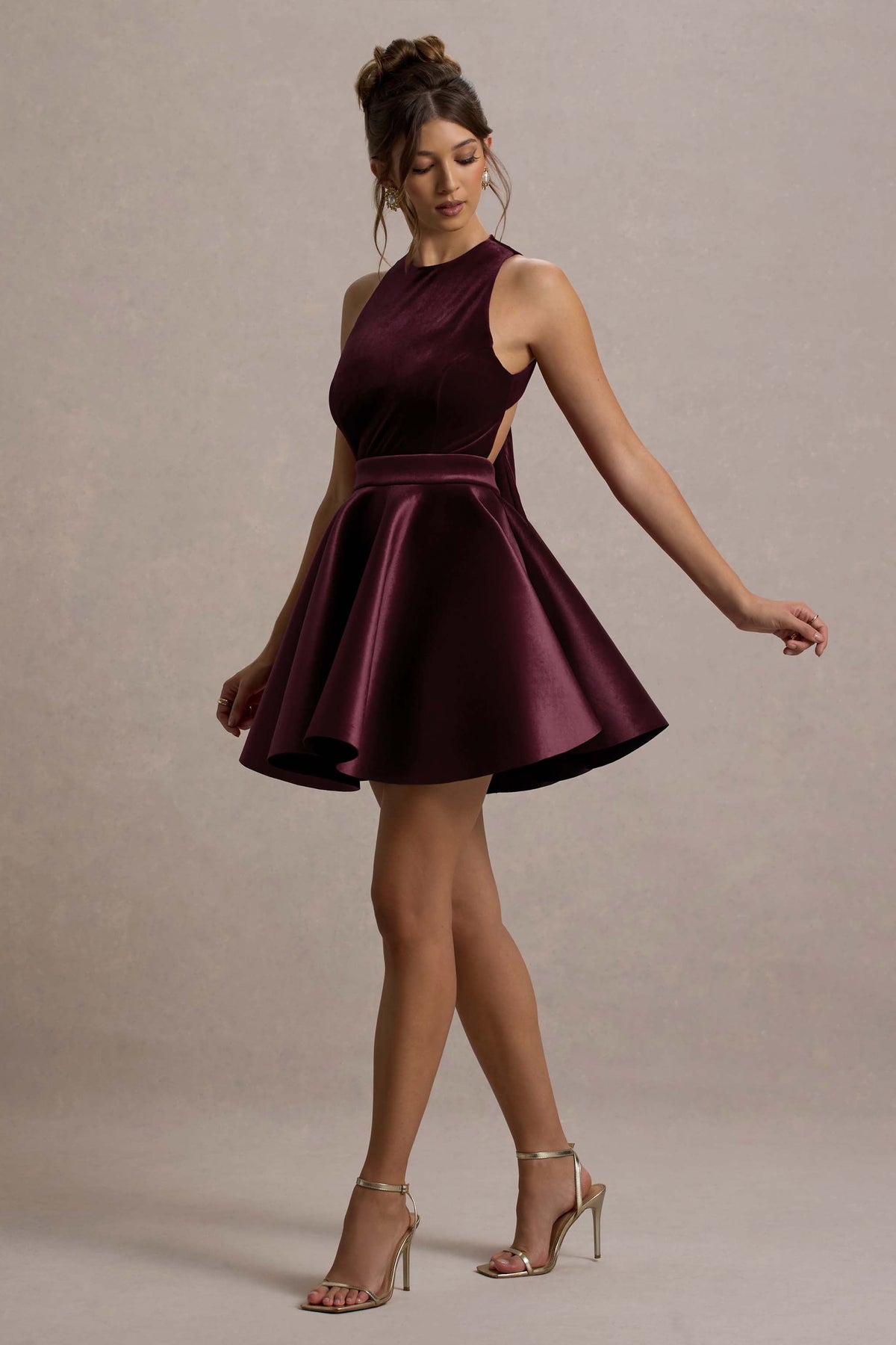 Mackie | Welurowa Sukienka Mini typu skater Bez Rękawów w kolorze czerwonego wina