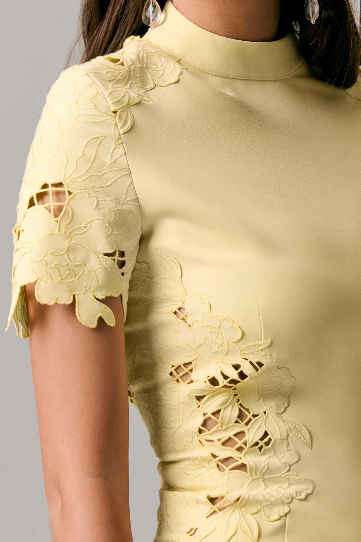 Guest List | Cytrynowa sukienka midi z wysokim dekoltem i  ażurowymi wycięciami z koronki