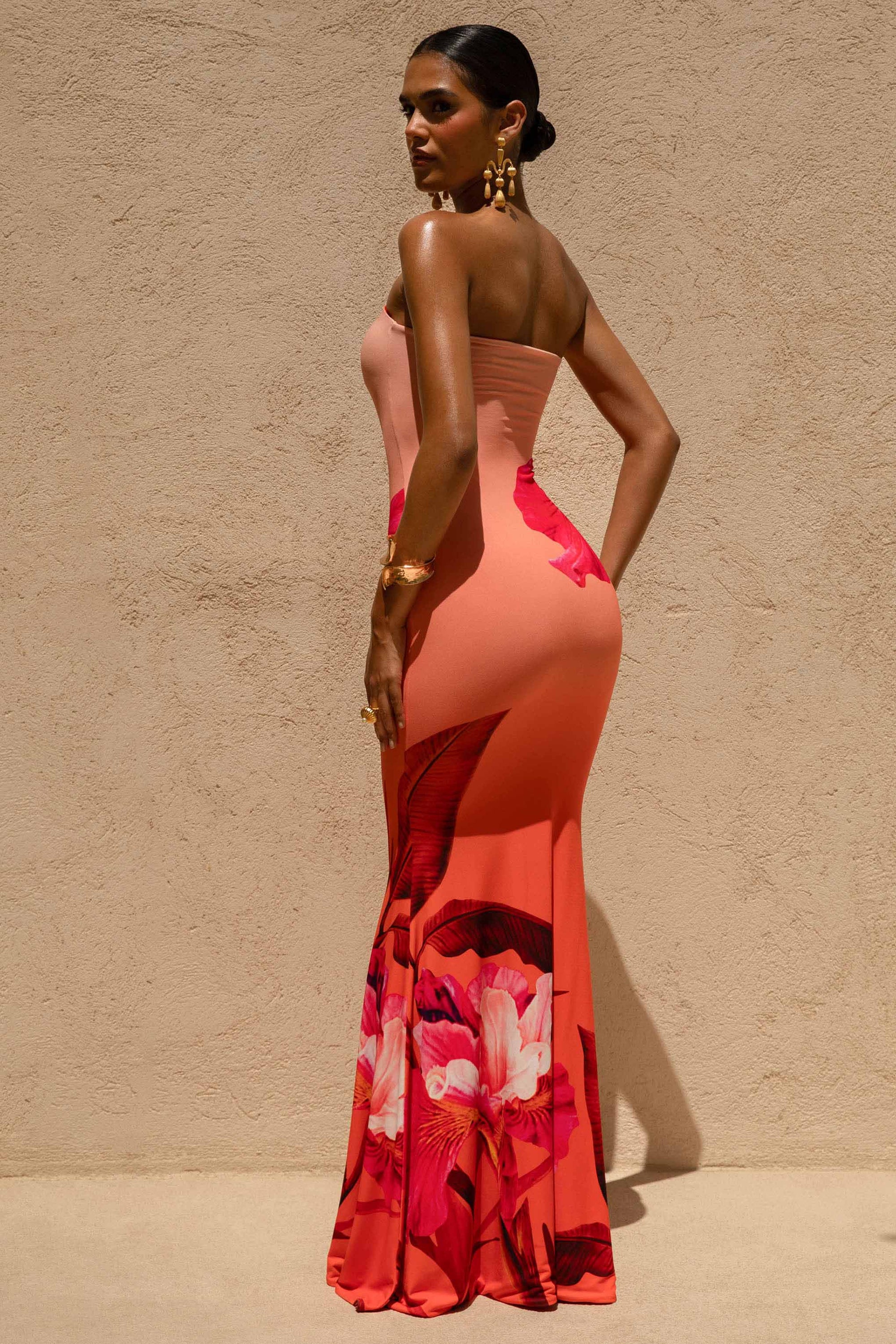 Ceremony | Różowa Ombre Sukienka Maxi w Kwiaty z Dekoltem Typu Bandeau