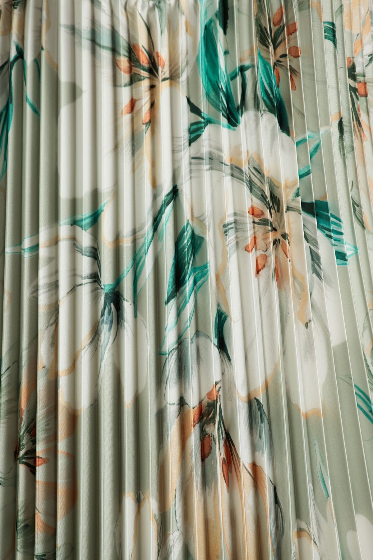 Peyton | Zielona satynowa sukienka midi w kwiatowy wzór z dekoltem typu serduszko i plisami