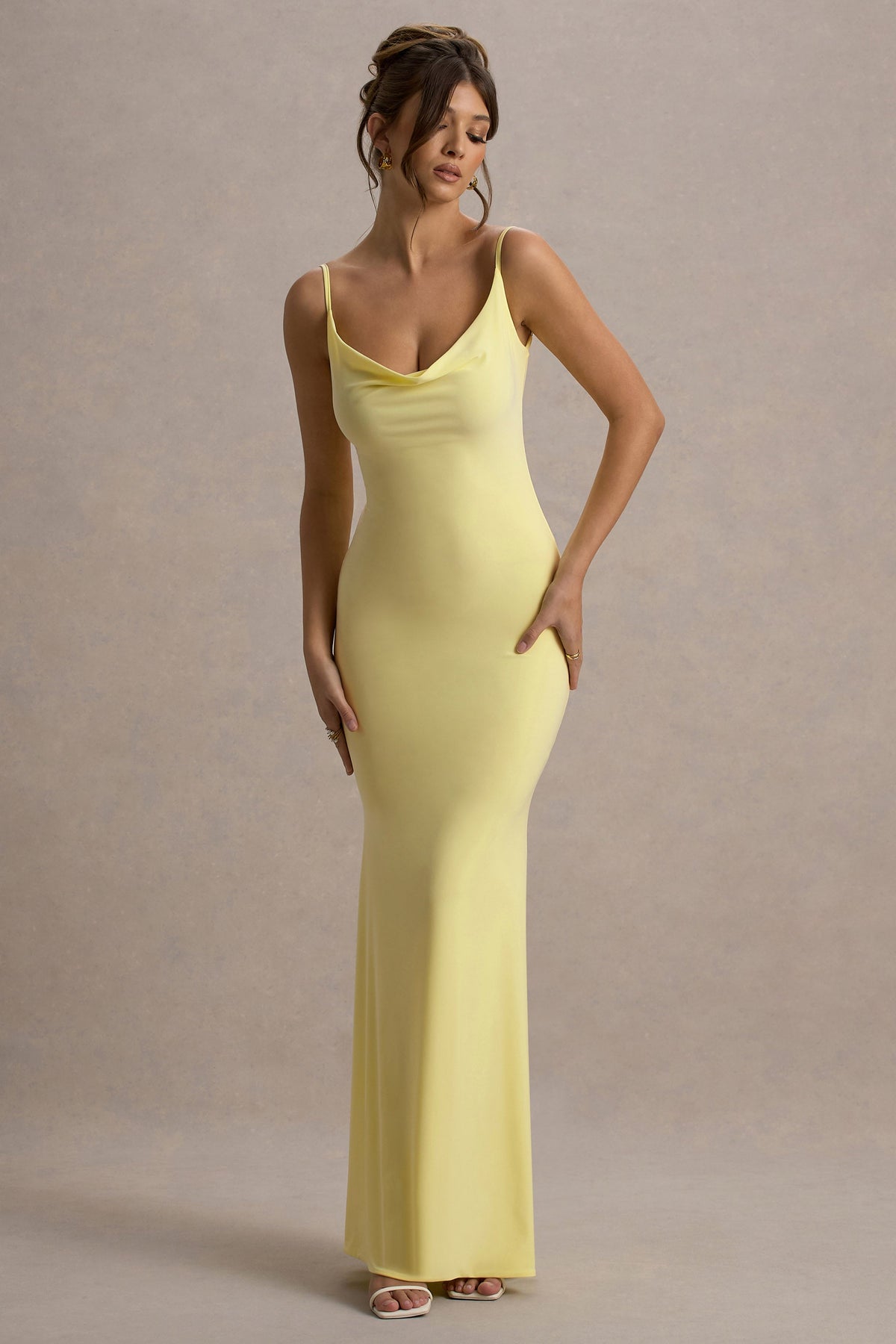 Francoise | Cytrynowa Sukienka Maxi z Dekoltem typu cowl, Odkrytymi Plecami i Koronkową Wstawką