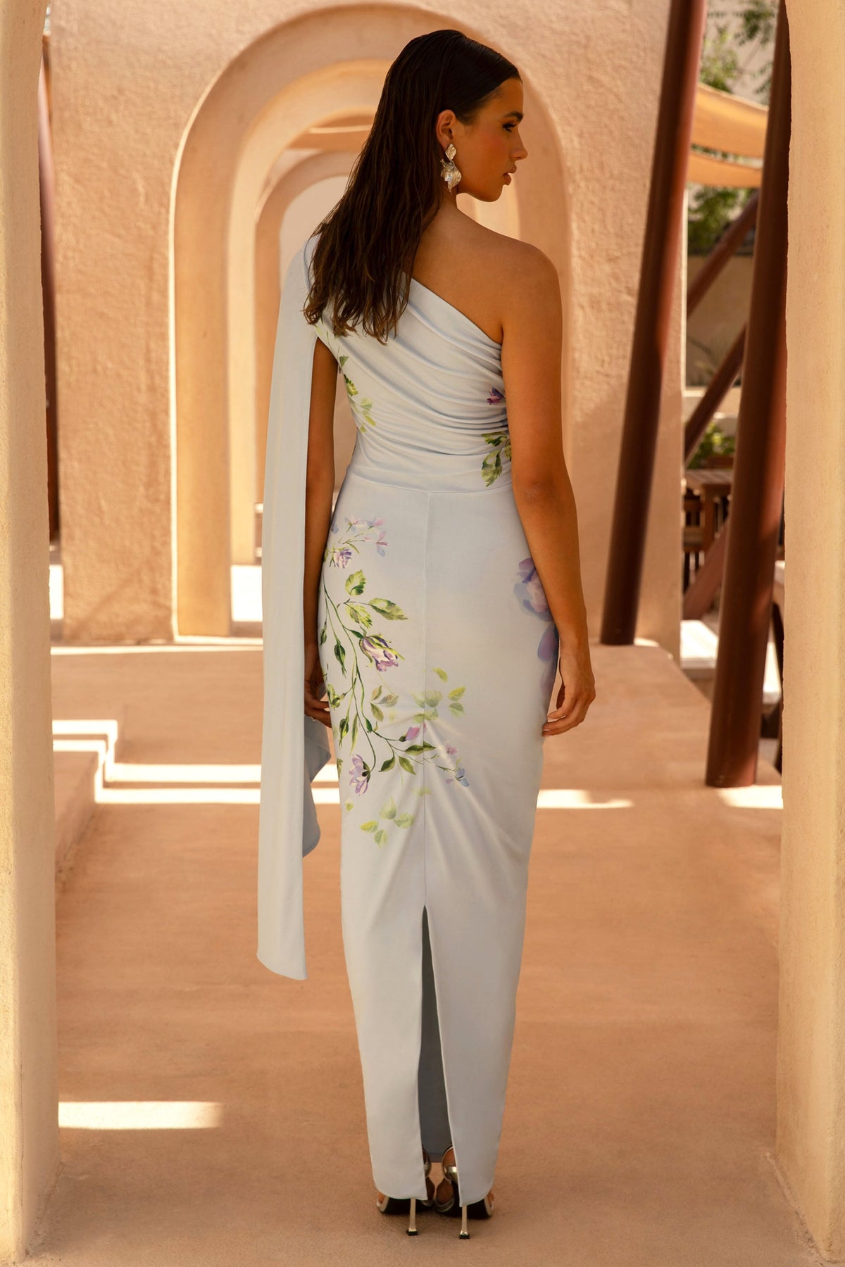 Clementina | Błękitna Asymetryczna Sukienka Maxi w Kwiaty z Pelerynowym Rękawem