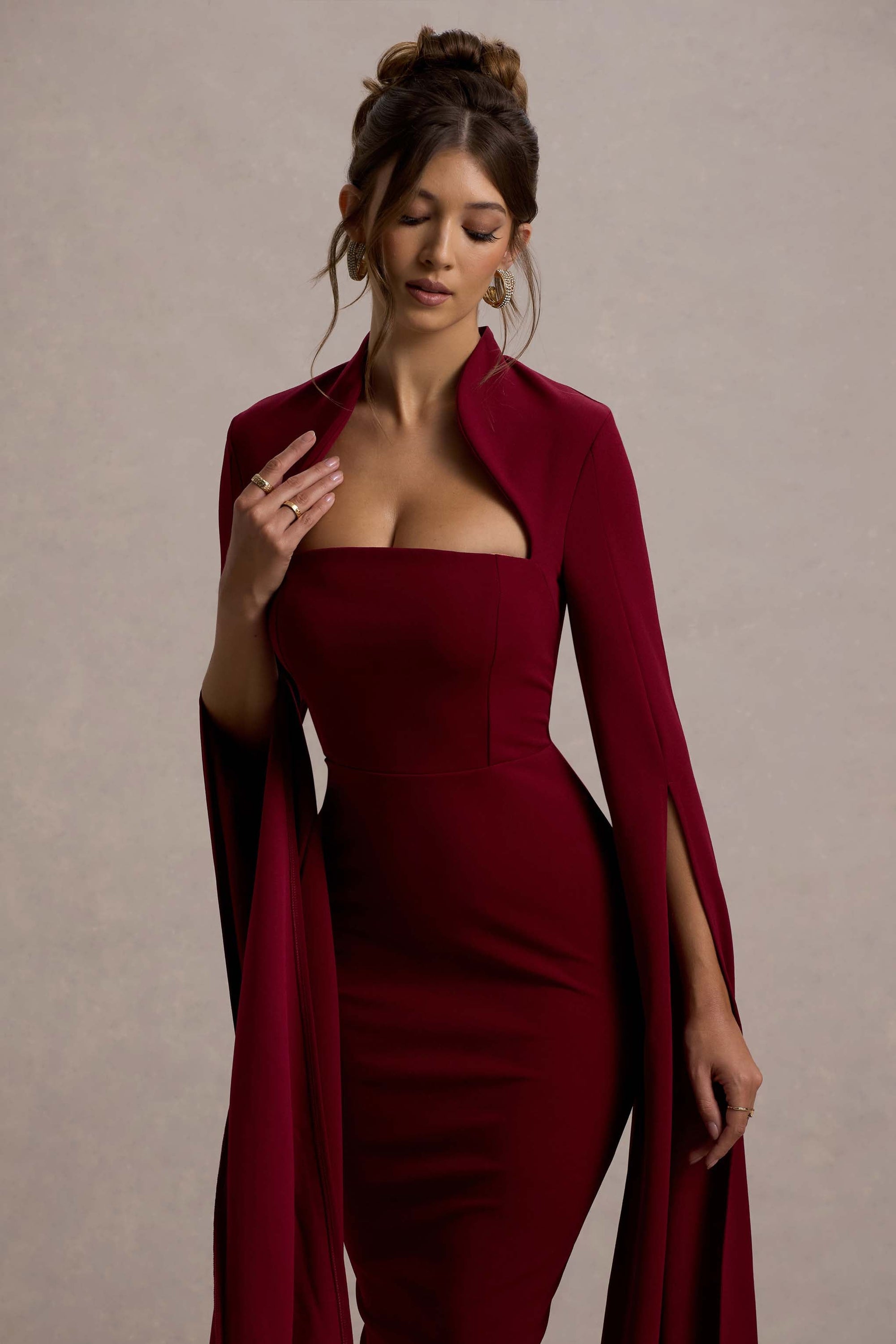 Linden | Bordowa sukienka midi typu bodycon z rękawami typu pelerynka