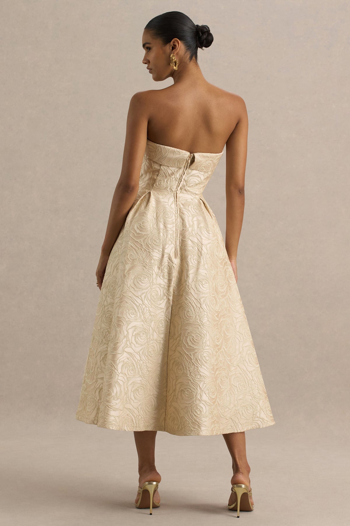 Hypnotic | Złota Żakardowa Sukienka Midi z Dekoltem Typu Bandeau