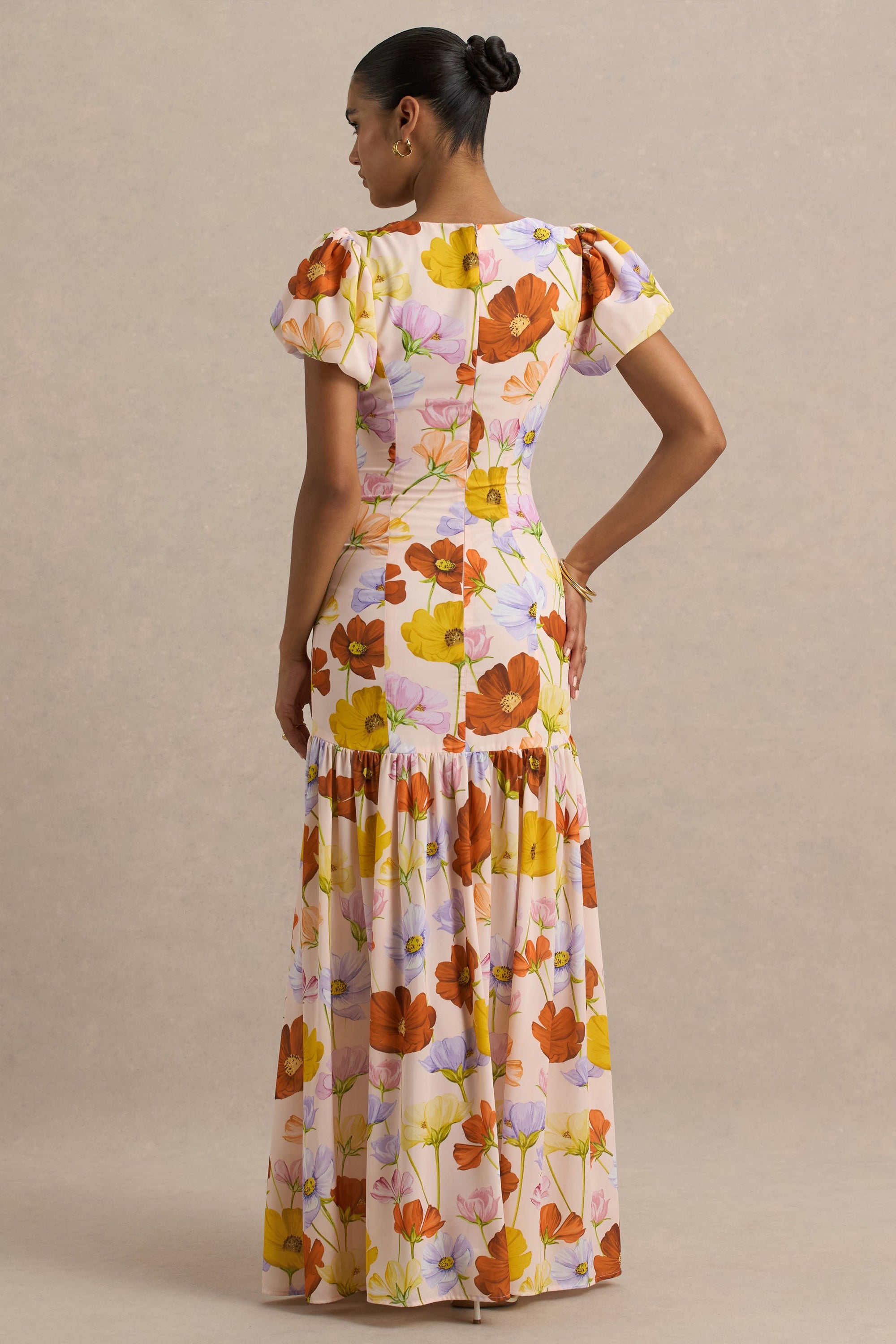 Ginny | Jasna Sukienka Maxi w Kwiaty z Rozcięciem i Bufiastymi Ramionami