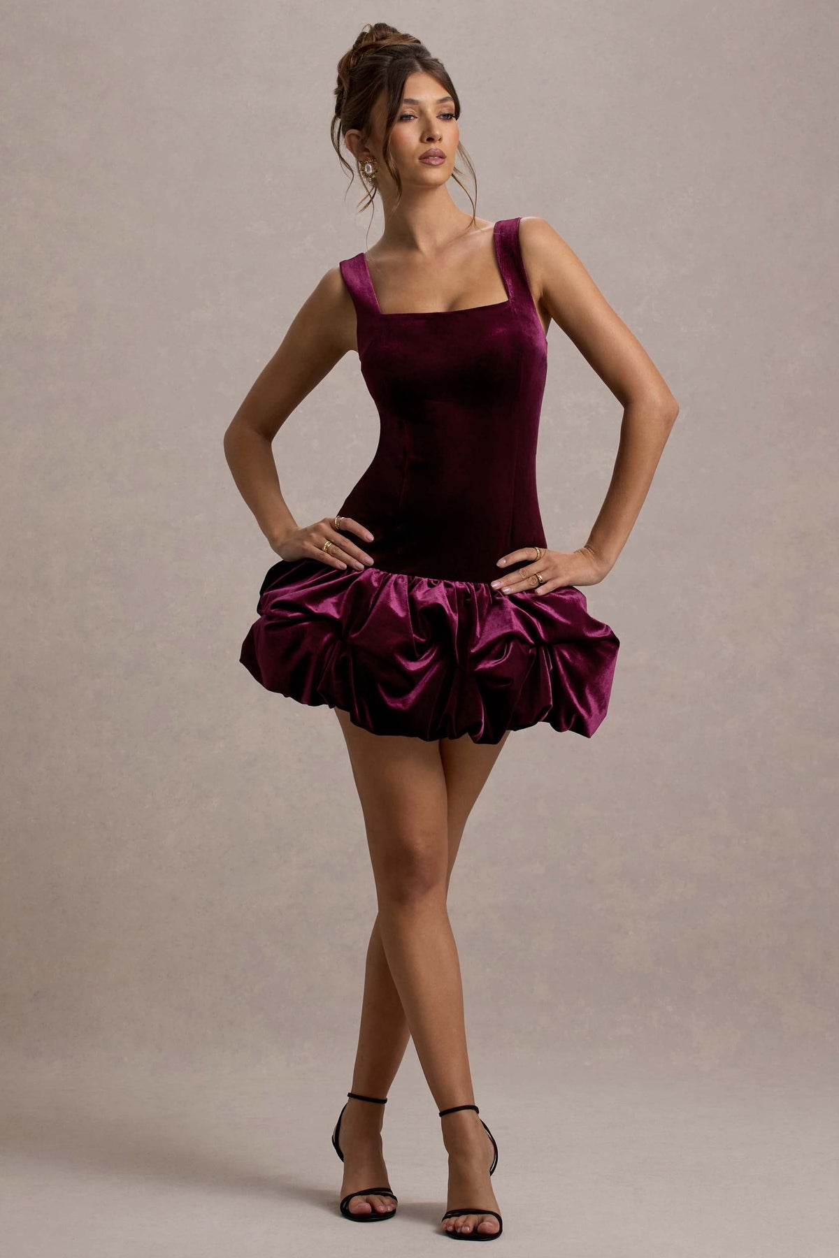 Sutton | Welurowa sukienka mini z kwadratowym dekoltem i falbanką w kolorze czerwonego wina