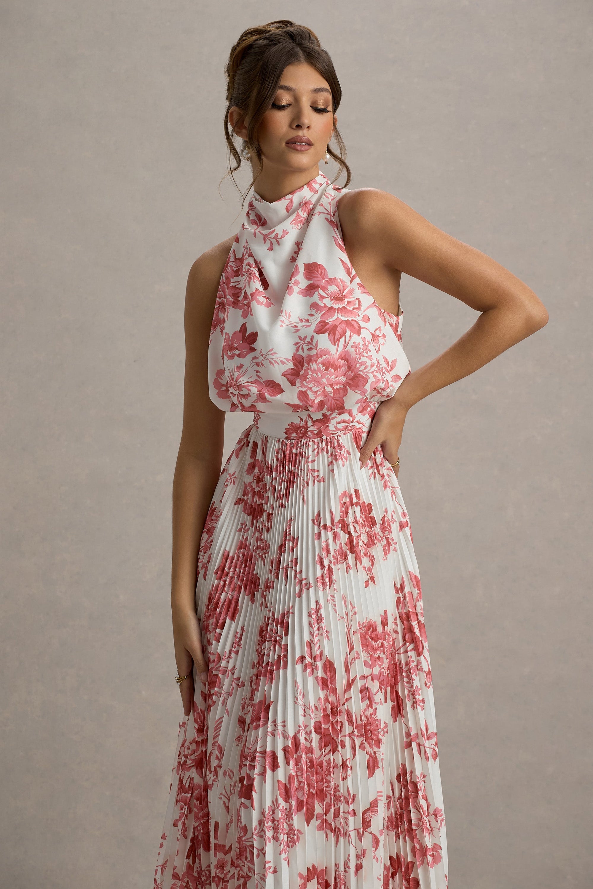 Nila | Sukienka midi w różowy porcelanowy print z dekoltem typu cowl i plisowaną spódnicą
