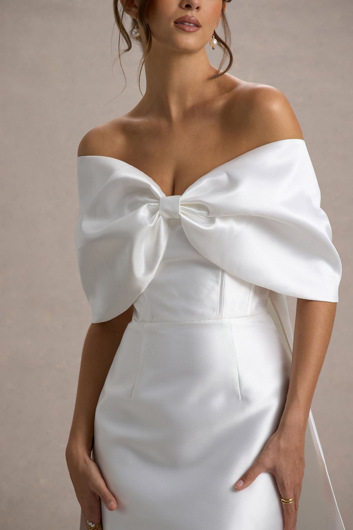 Wanting More | Off White Satynowa Sukienka Maxi z Dużą Kokardą i Pelerynką